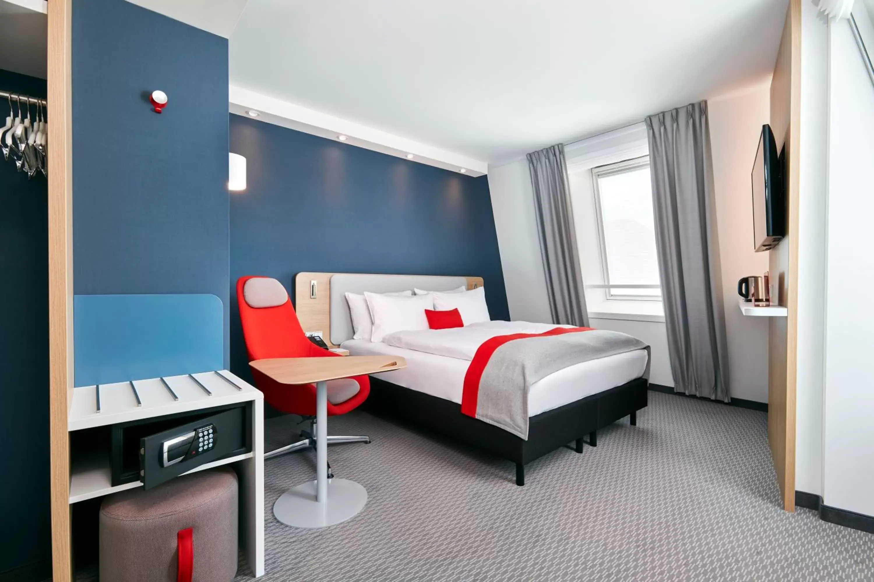 Photo of the whole room, Bed in Holiday Inn Express - Berlin - Alexanderplatz, an IHG Hotel