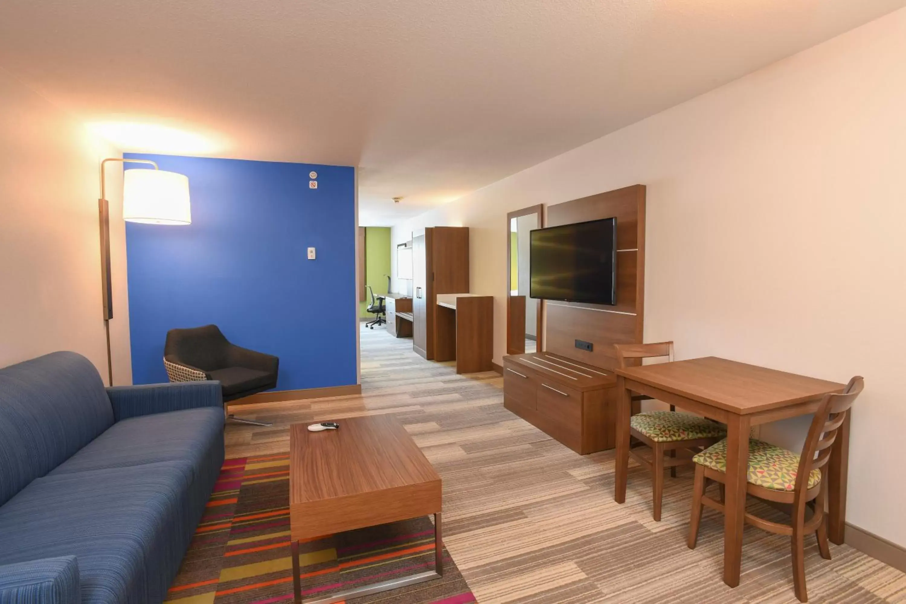 Photo of the whole room, Seating Area in Holiday Inn Express Hotel & Suites Richwood - Cincinnati South, an IHG Hotel
