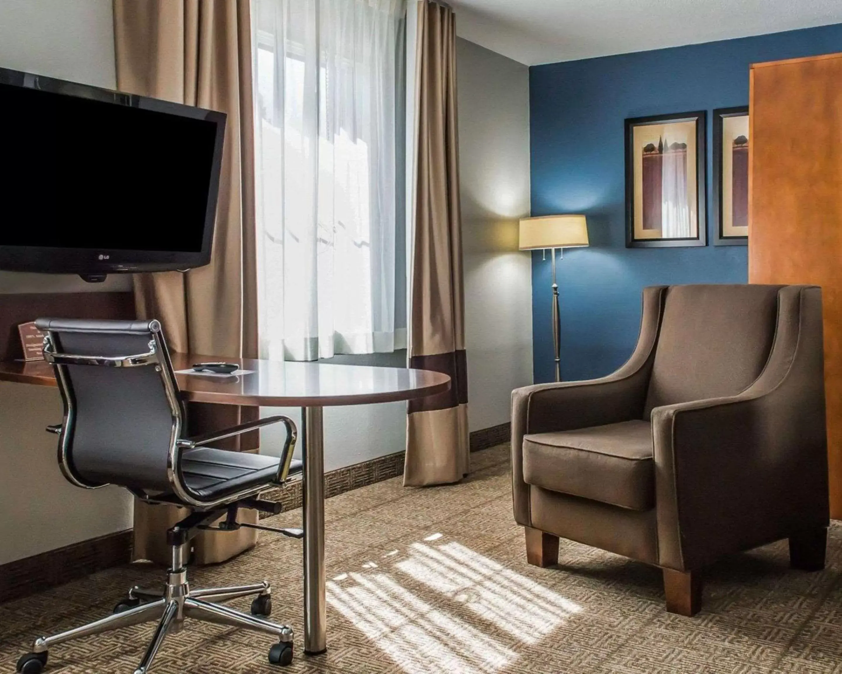 Photo of the whole room, TV/Entertainment Center in Comfort Inn Belle Vernon