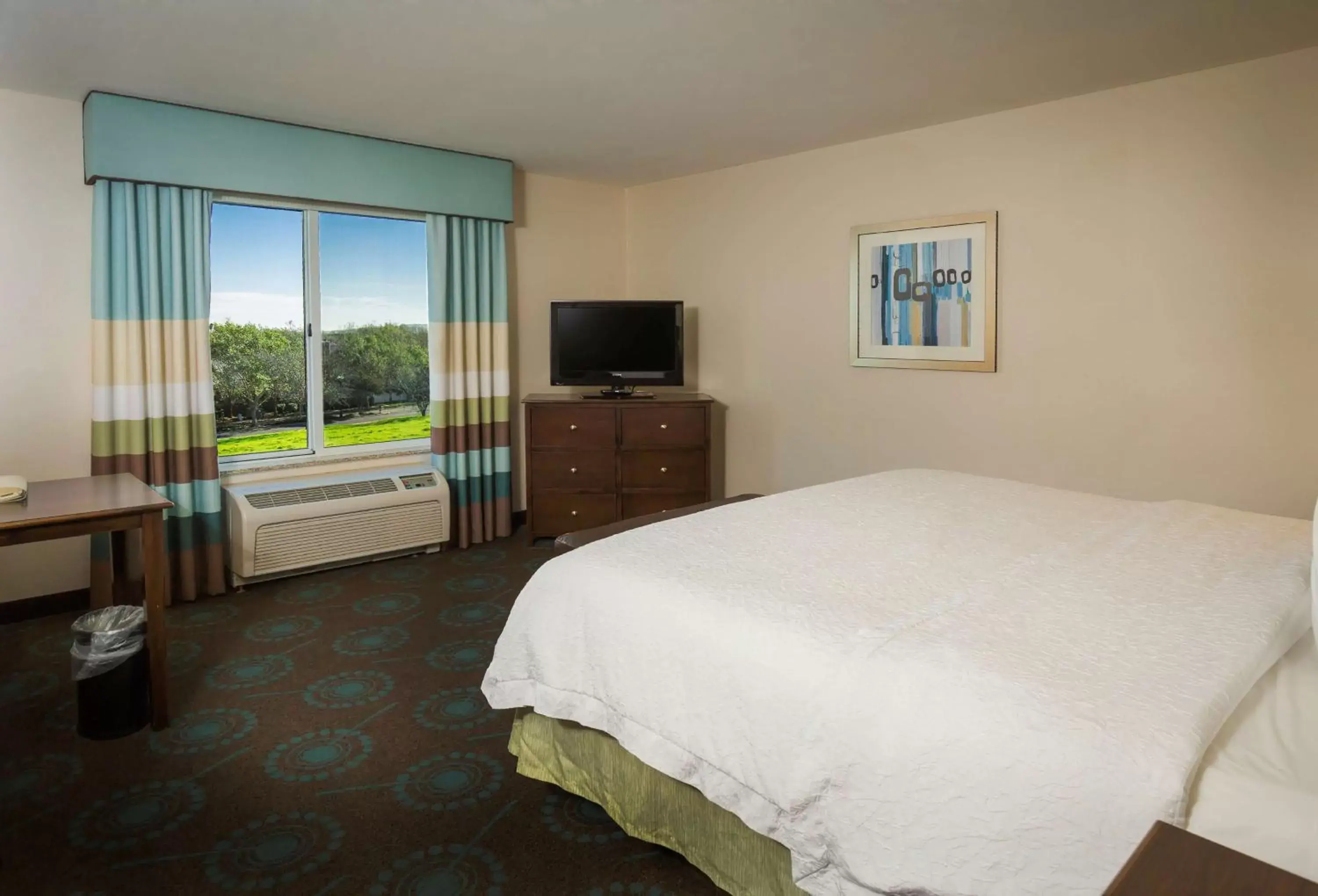 Bed in Hampton Inn & Suites Suisun City Waterfront