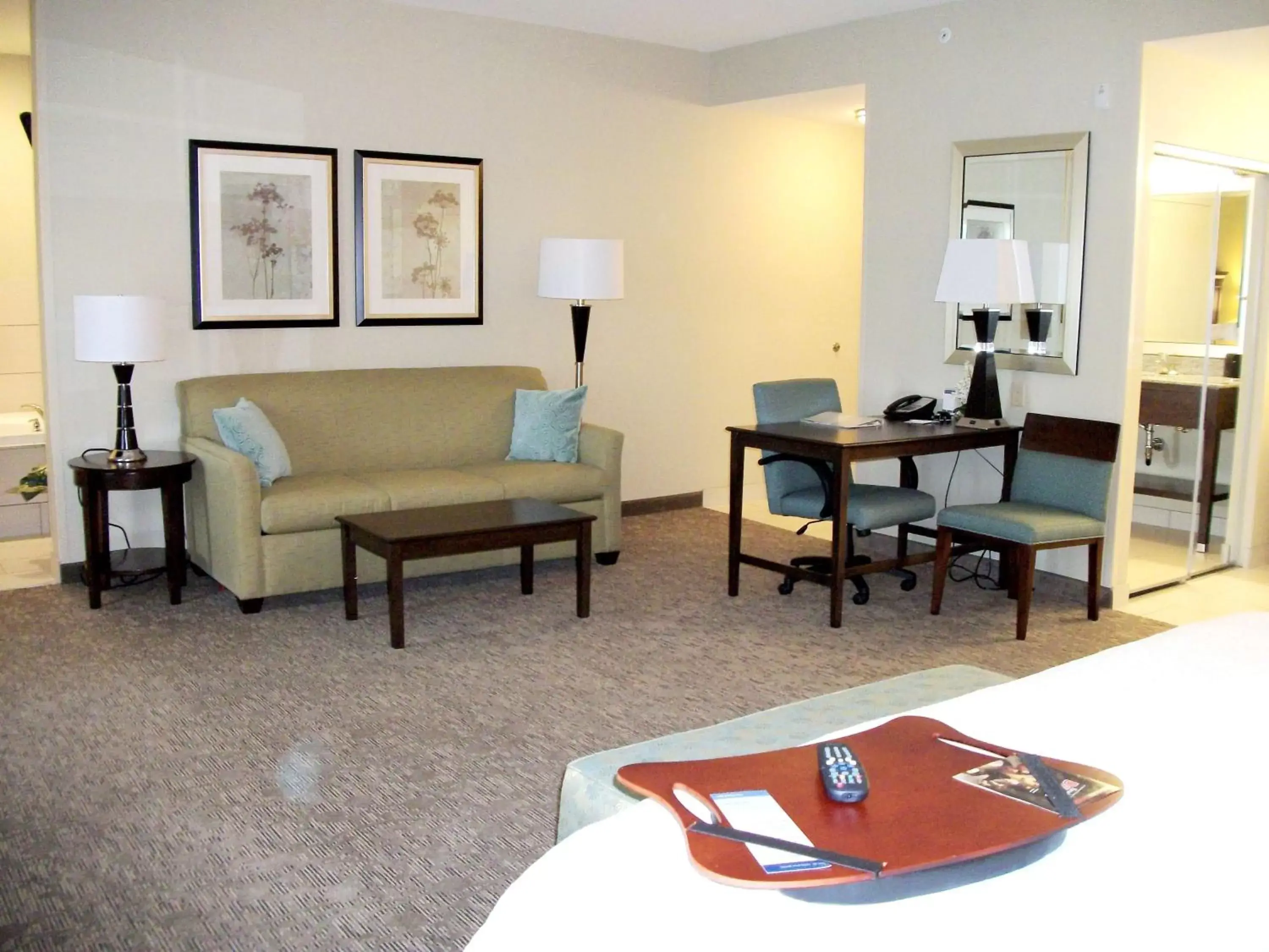 Bed, Seating Area in Hampton Inn & Suites Manteca