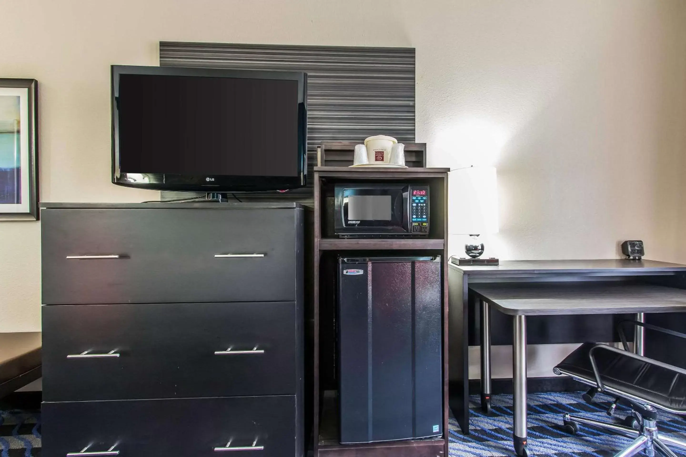 Photo of the whole room, TV/Entertainment Center in Comfort Suites Fairgrounds West