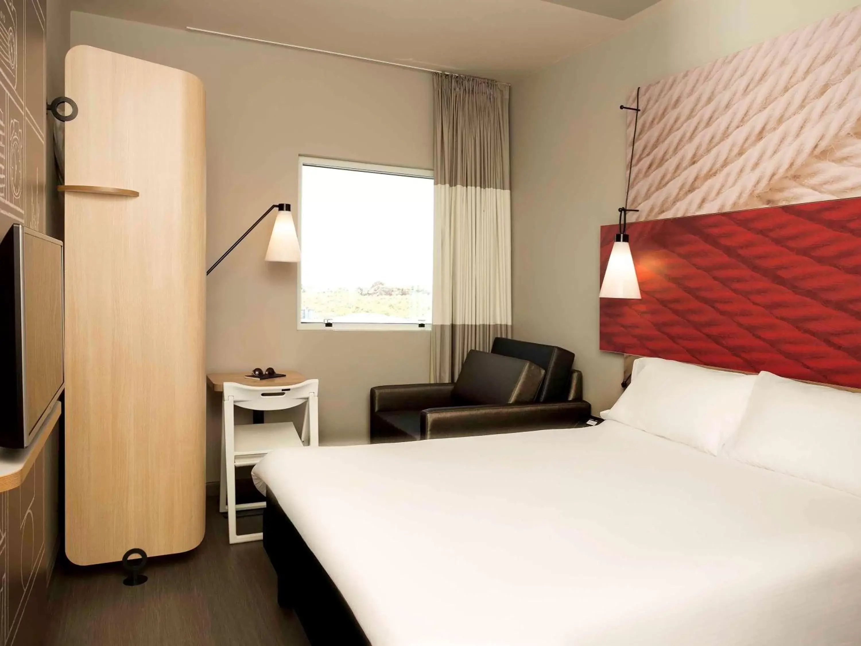 Photo of the whole room, Bed in ibis Paranagua