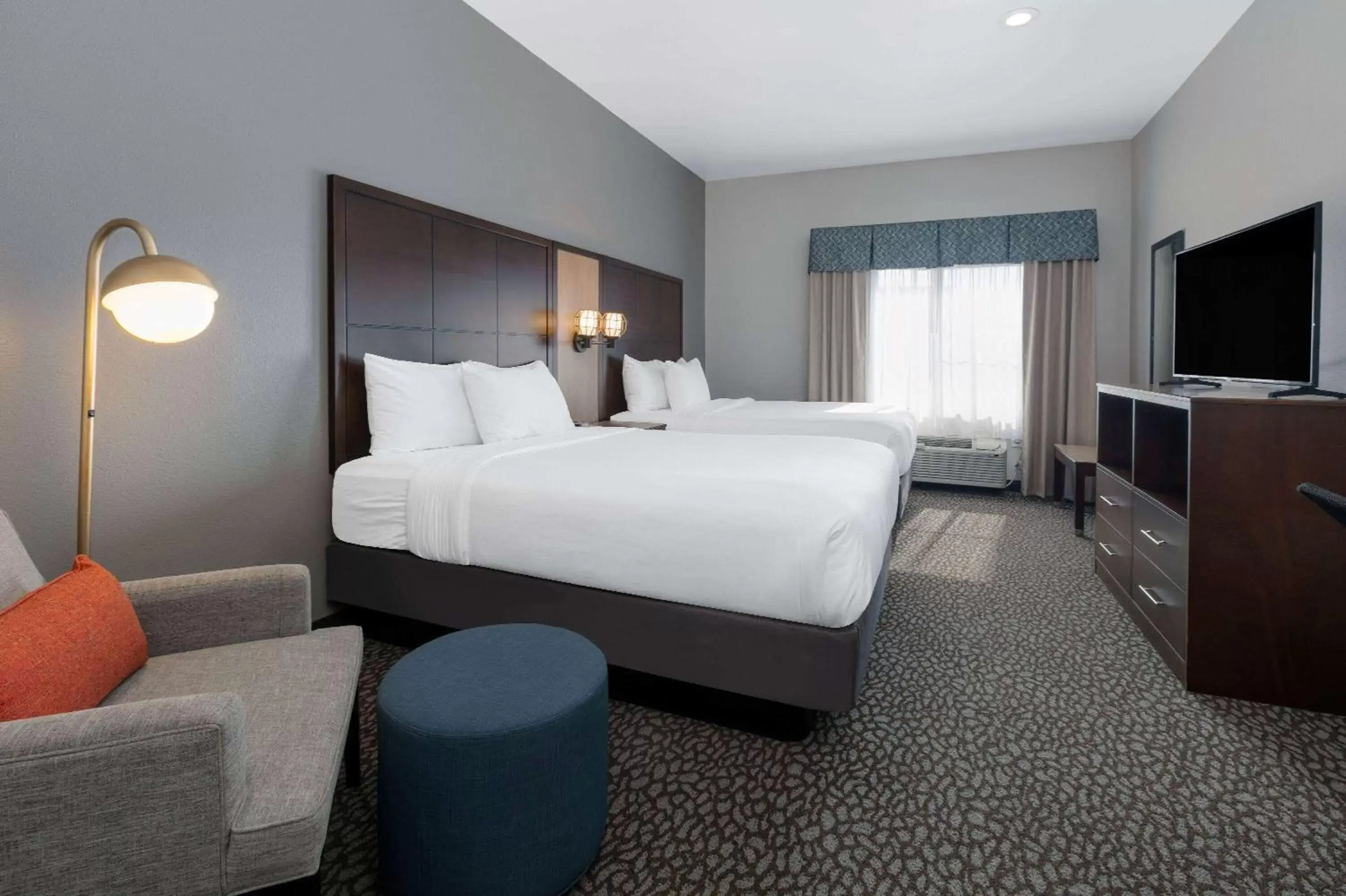 Photo of the whole room, Bed in Wingate by Wyndham - DFW North