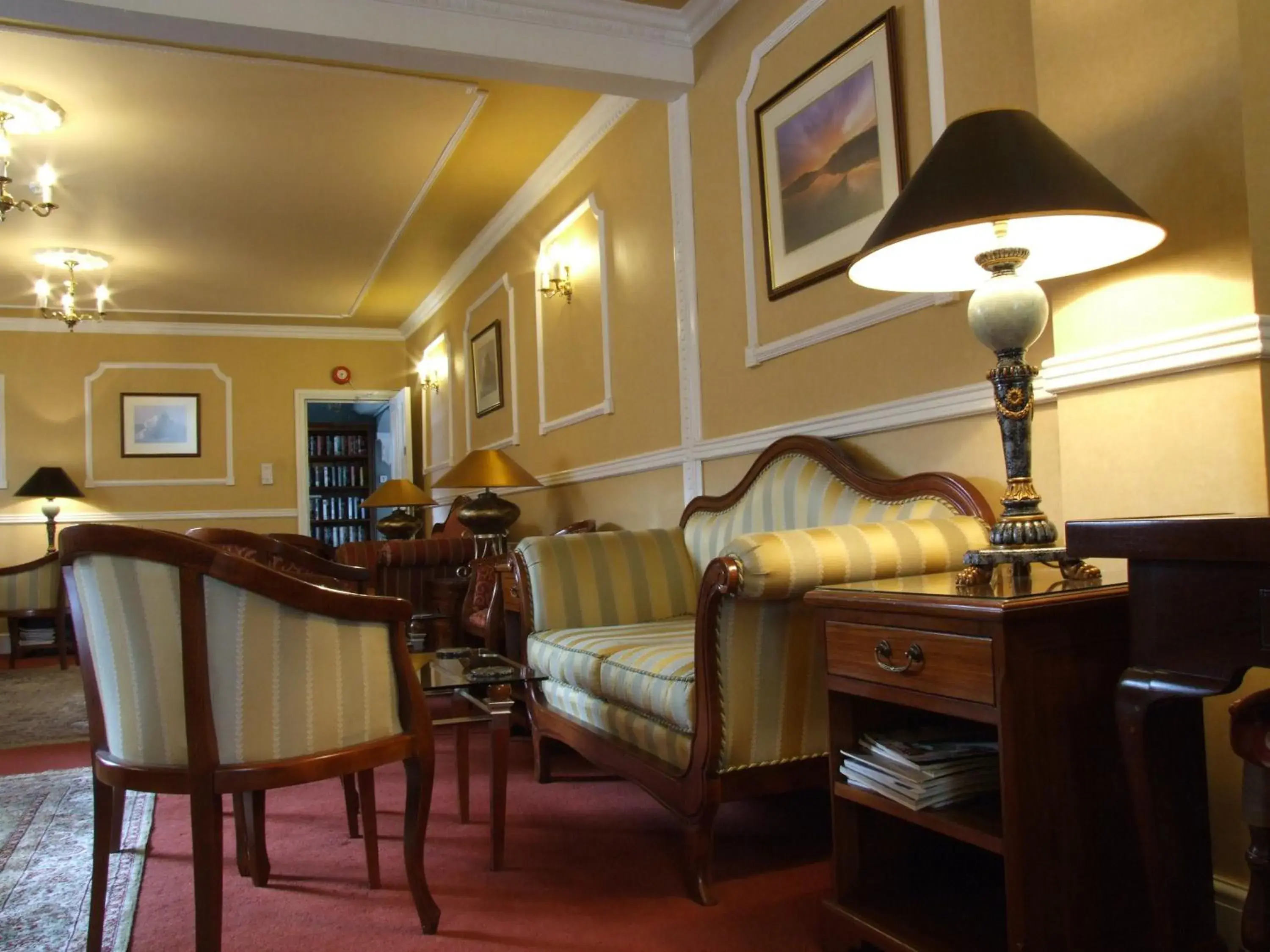Lounge or bar in Ely House Hotel