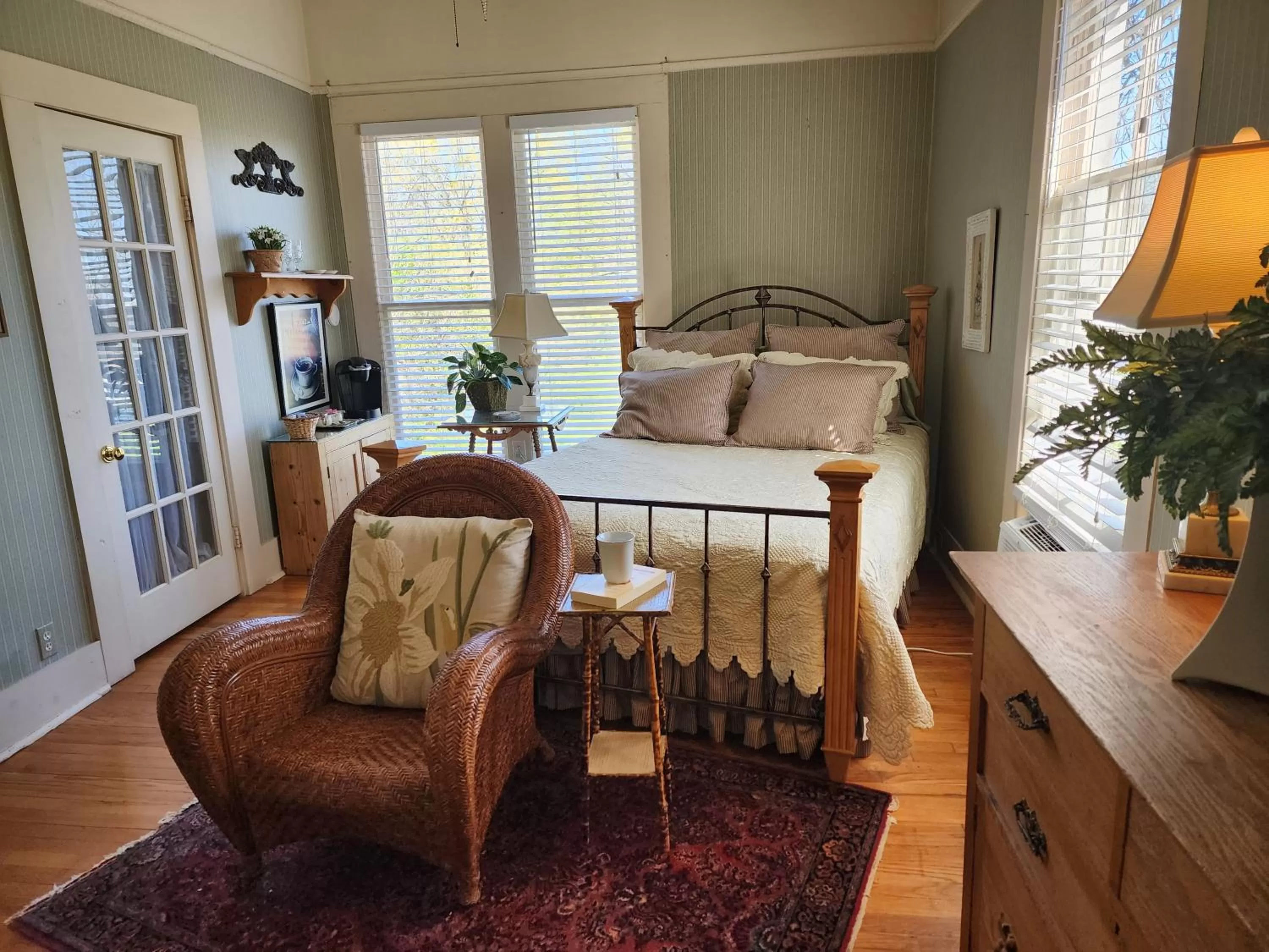 Bedroom, Seating Area in Rosemont B&B Cottages