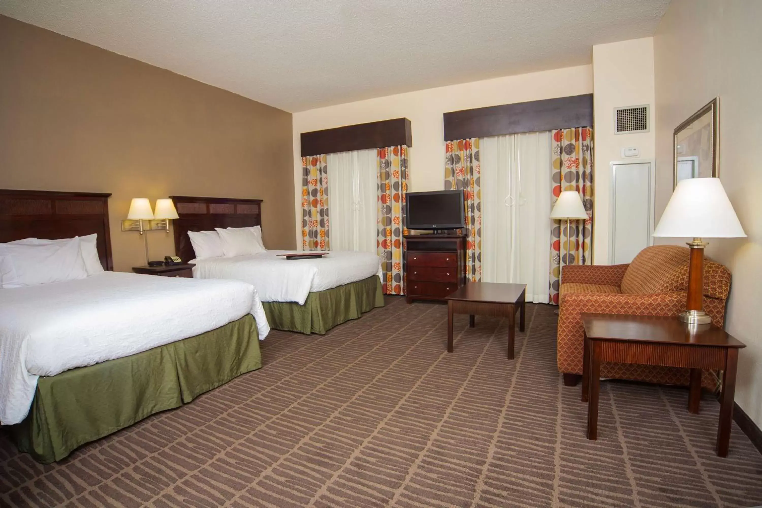 Bed in Hampton Inn & Suites Valdosta/Conference Center