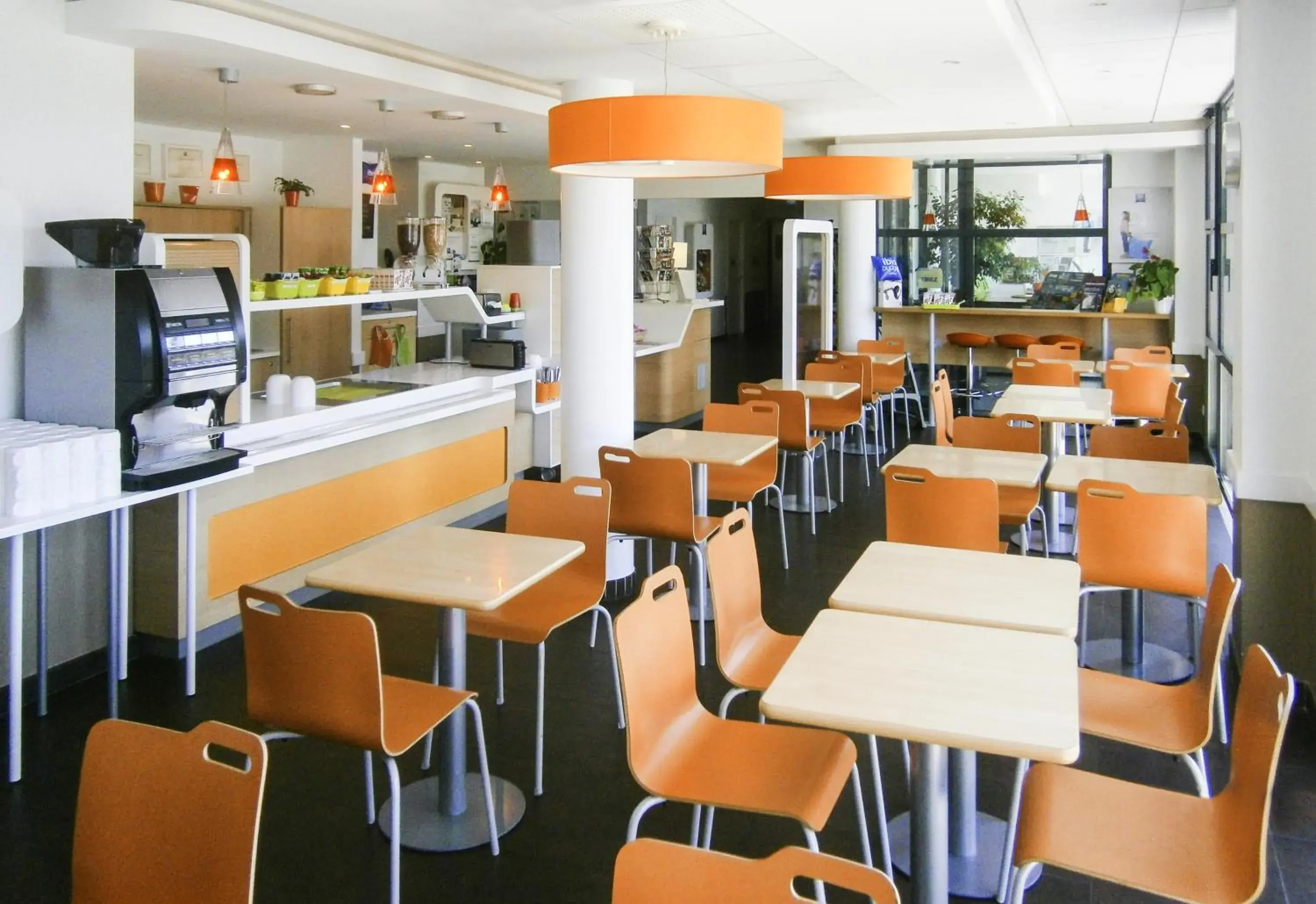 Restaurant/Places to Eat in ibis budget Tours Nord