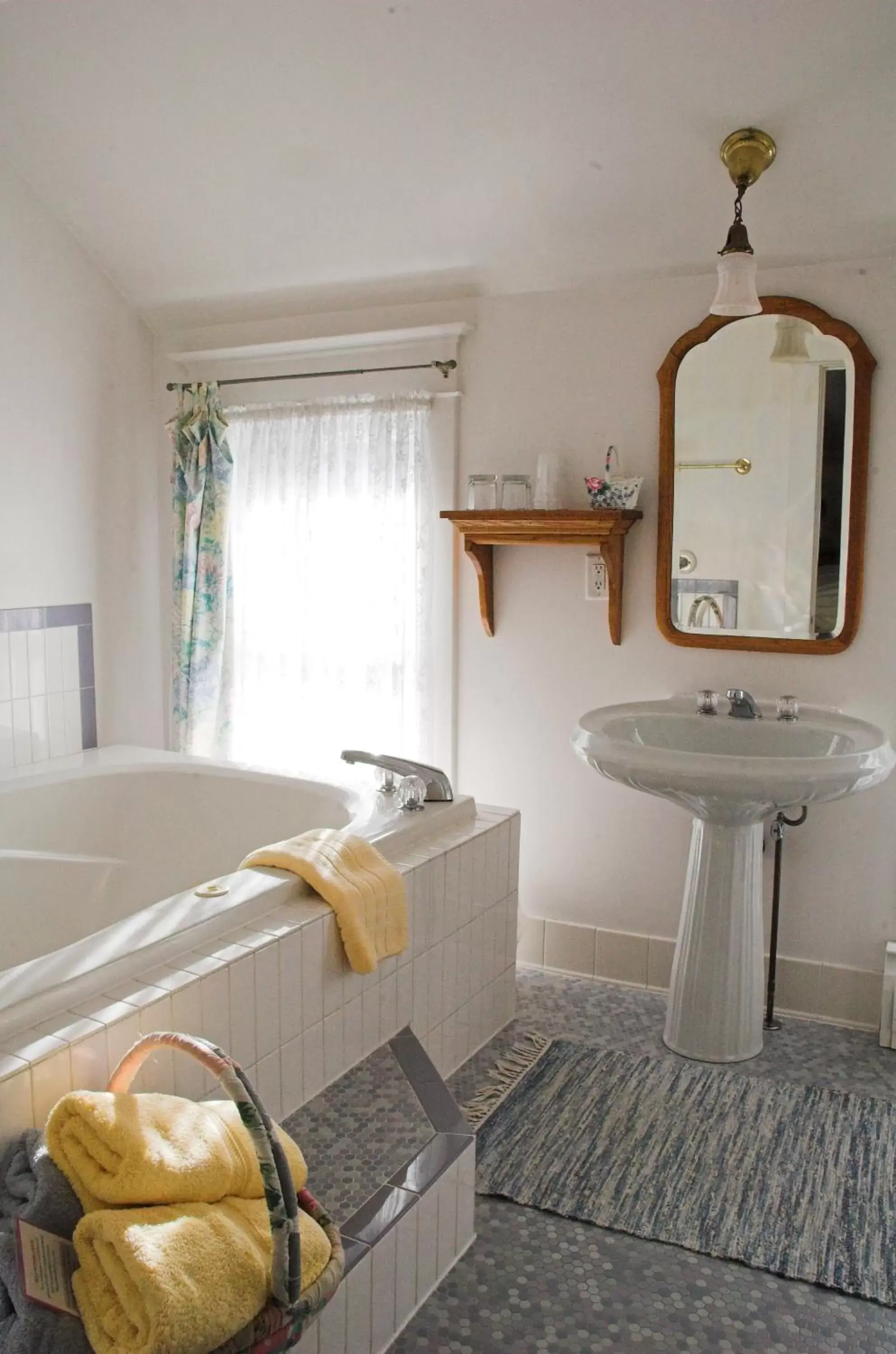 Bathroom in White Lace Inn