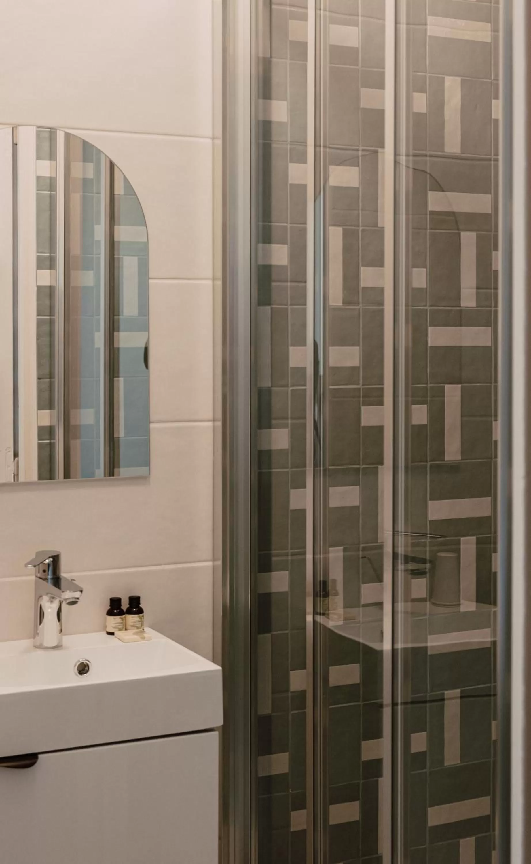 Shower, Bathroom in Mage hôtels - Hôtel la grenette - Brasserie Bonté Divine