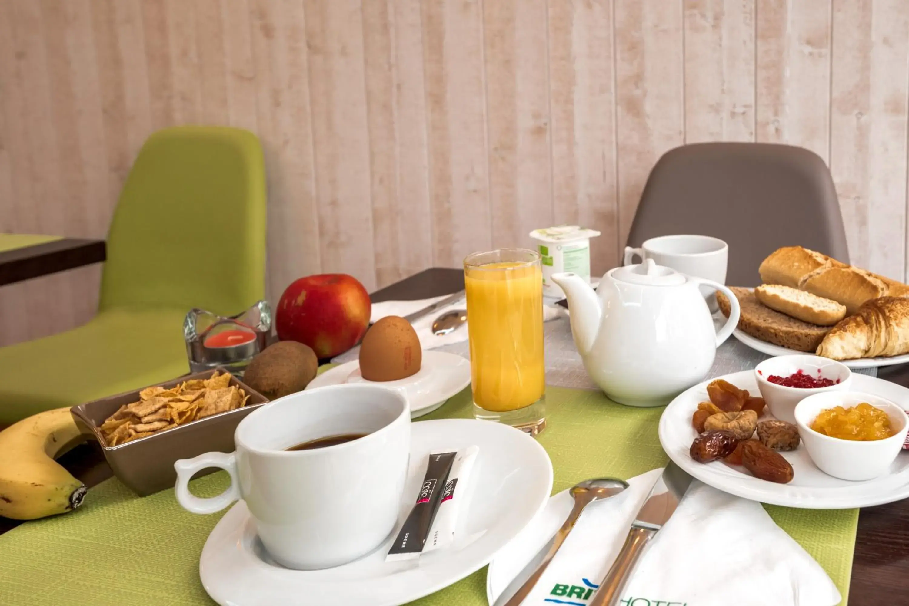 Area and facilities, Breakfast in Brit Hotel des Halles