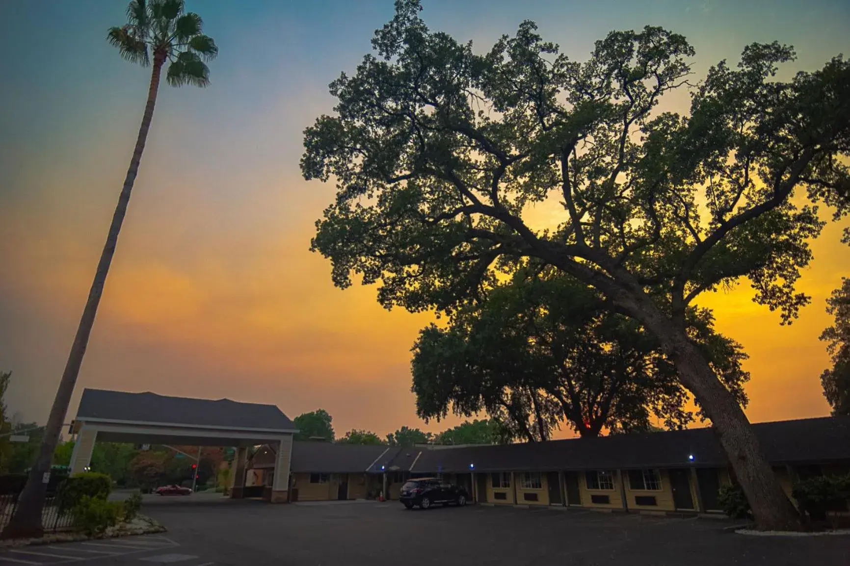 Property building, Sunrise/Sunset in Safari Inn