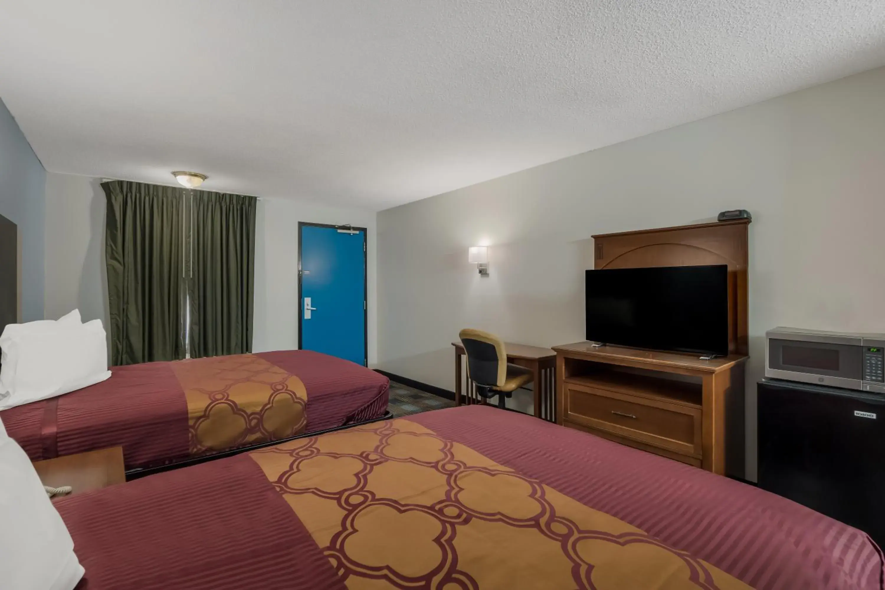 Bed, TV/Entertainment Center in Rodeway Inn Augusta West