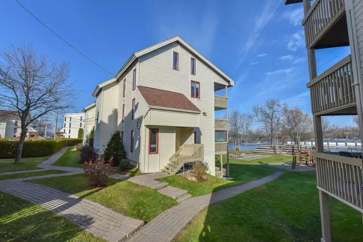 Facade/entrance, Property Building in Magog Waterfront Condo