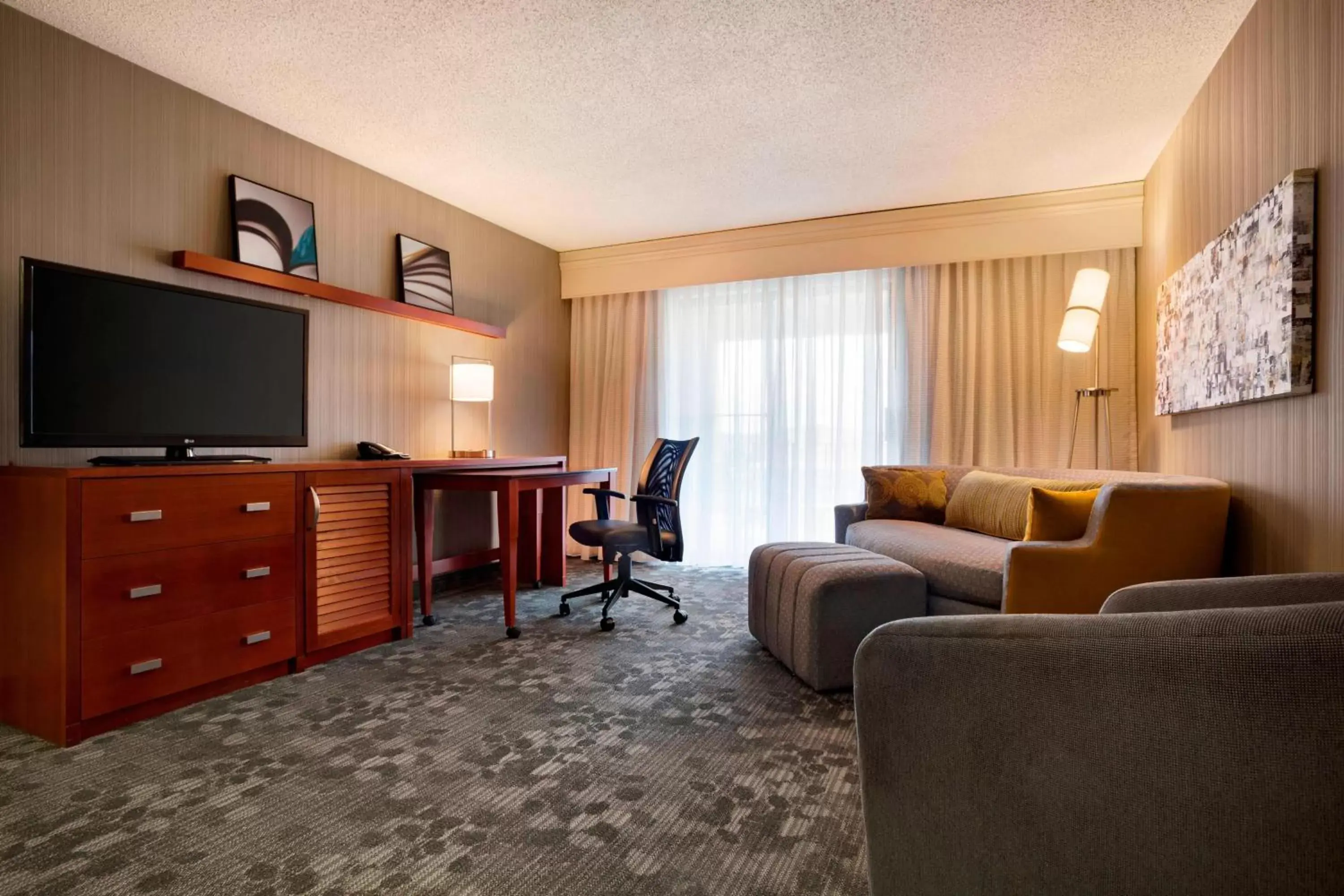 Living room, Seating Area in Courtyard by Marriott Champaign