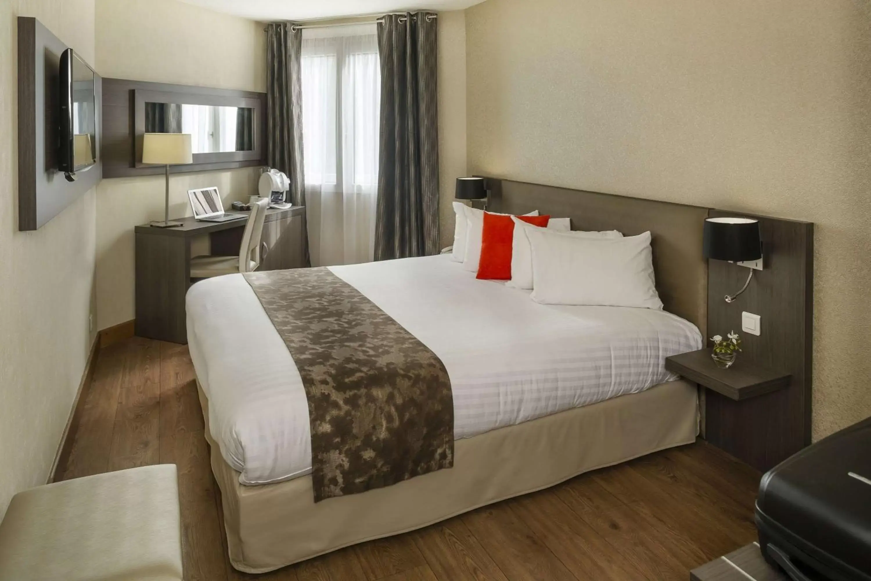 Photo of the whole room, Bed in Best Western PLUS Elixir Grasse Photo of the whole room, Bed in Best Western PLUS Elixir Grasse