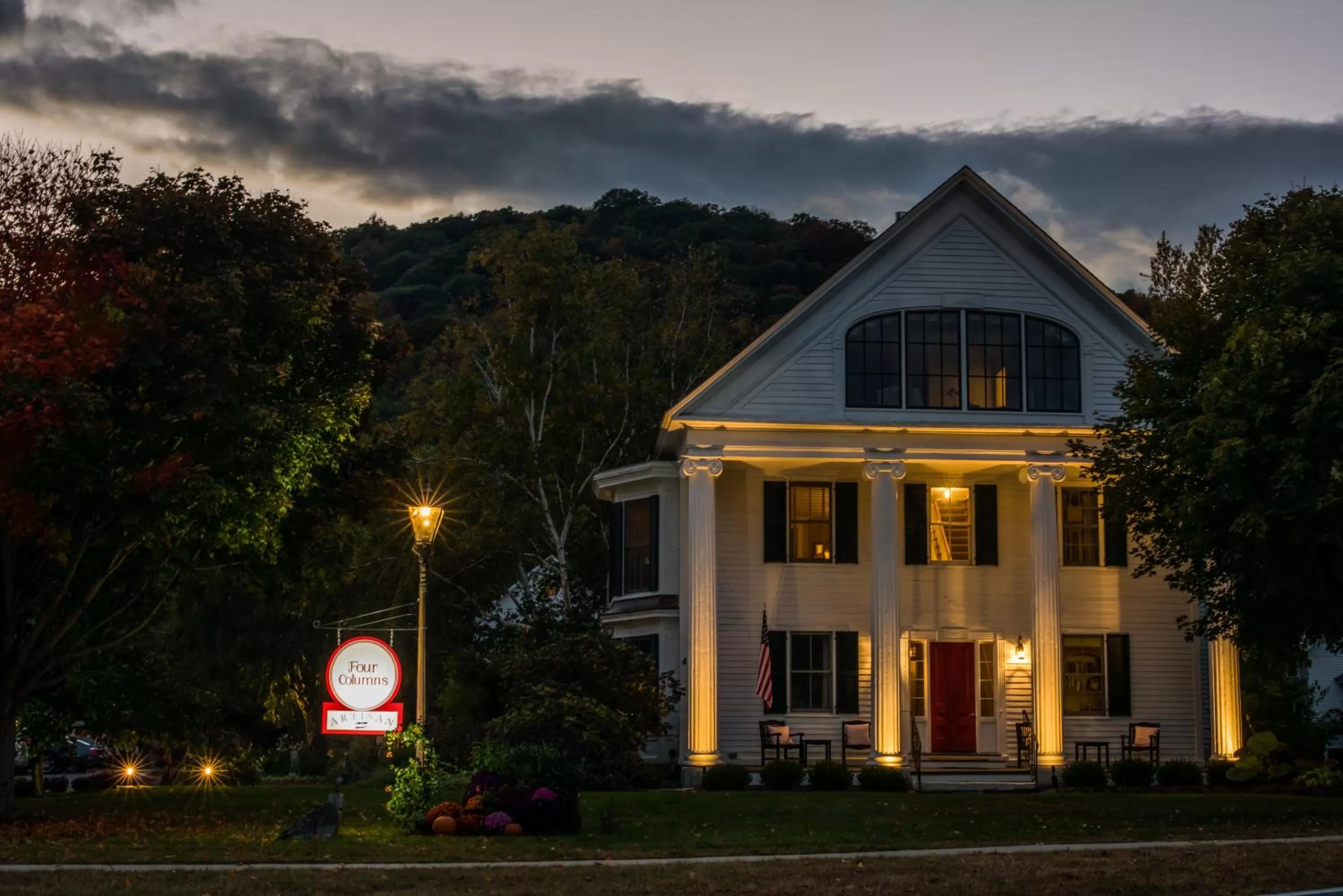 Street view, Property Building in Four Columns Inn