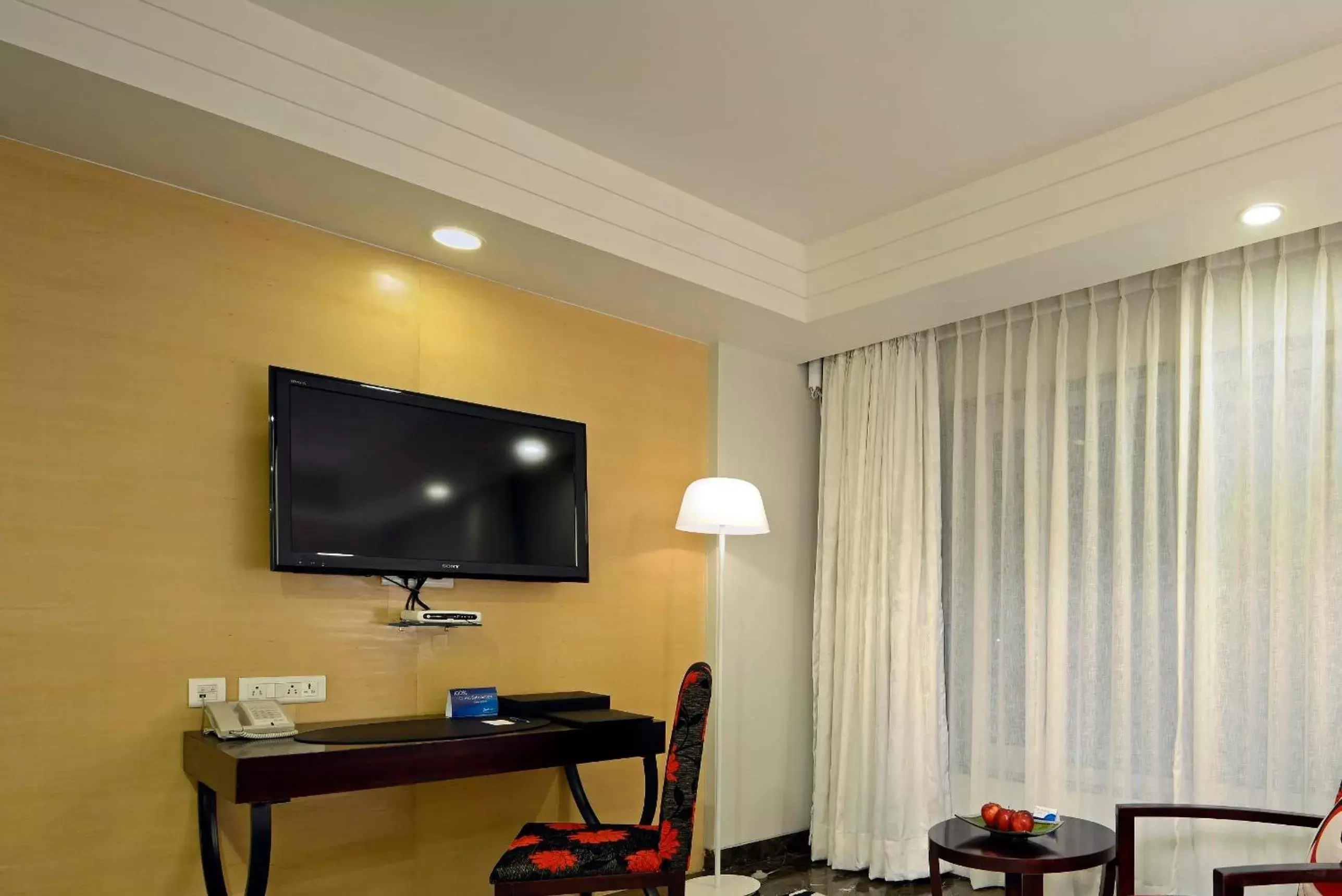 Bedroom, TV/Entertainment Center in Radisson Blu Hotel Ahmedabad