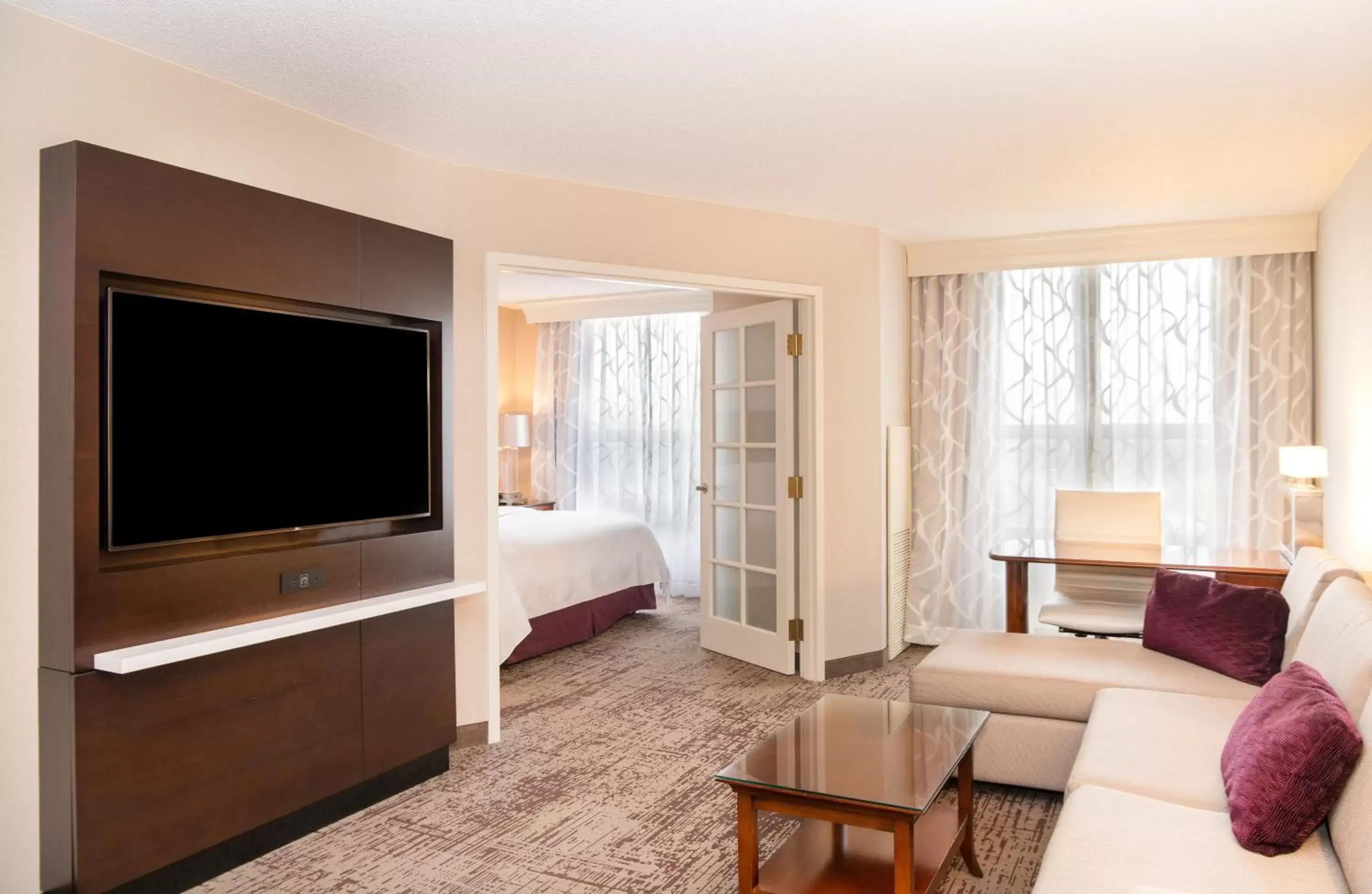 Living room, TV/Entertainment Center in Chicago Marriott Suites Deerfield