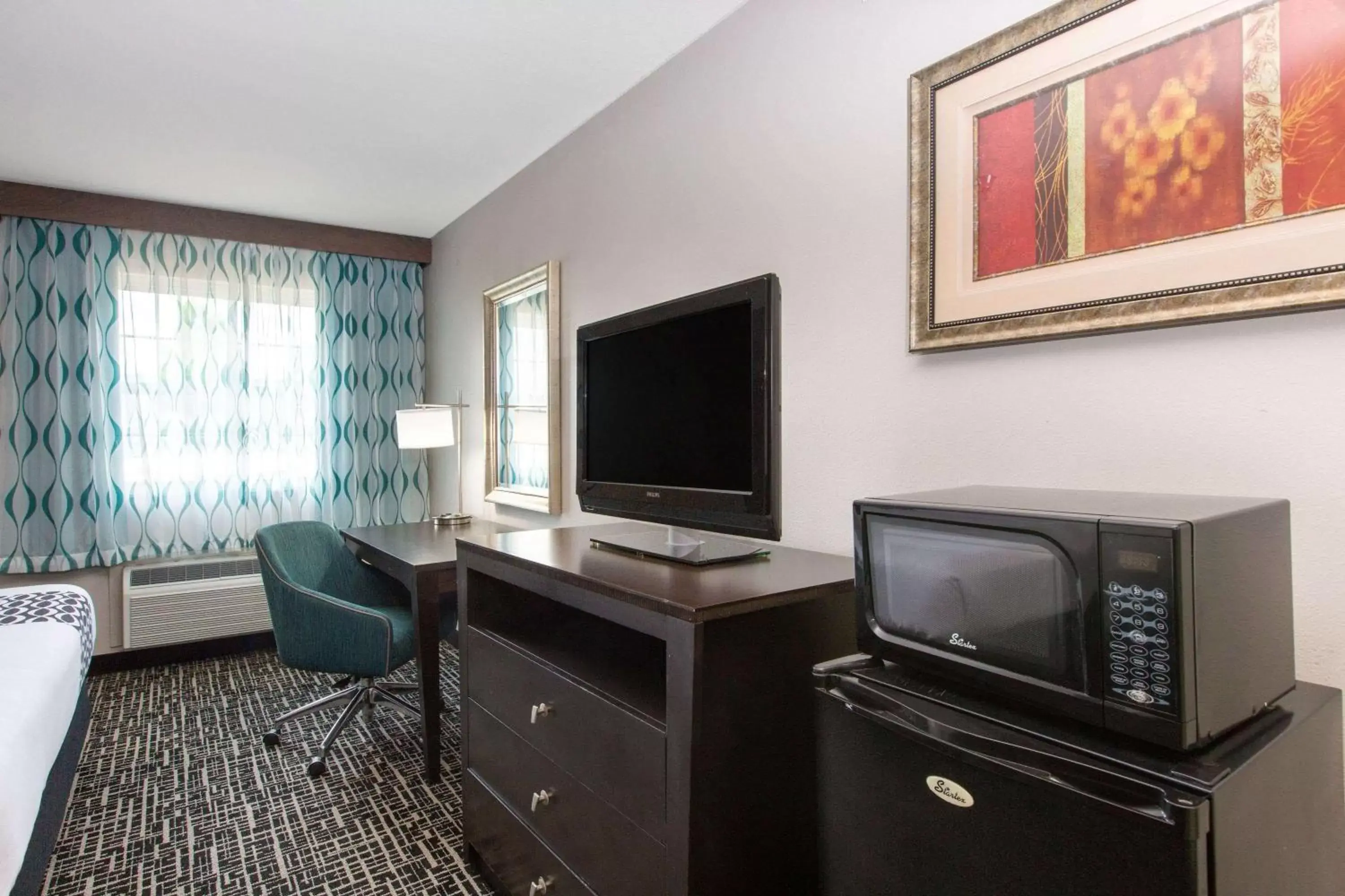 Photo of the whole room, TV/Entertainment Center in La Quinta by Wyndham Blue Springs