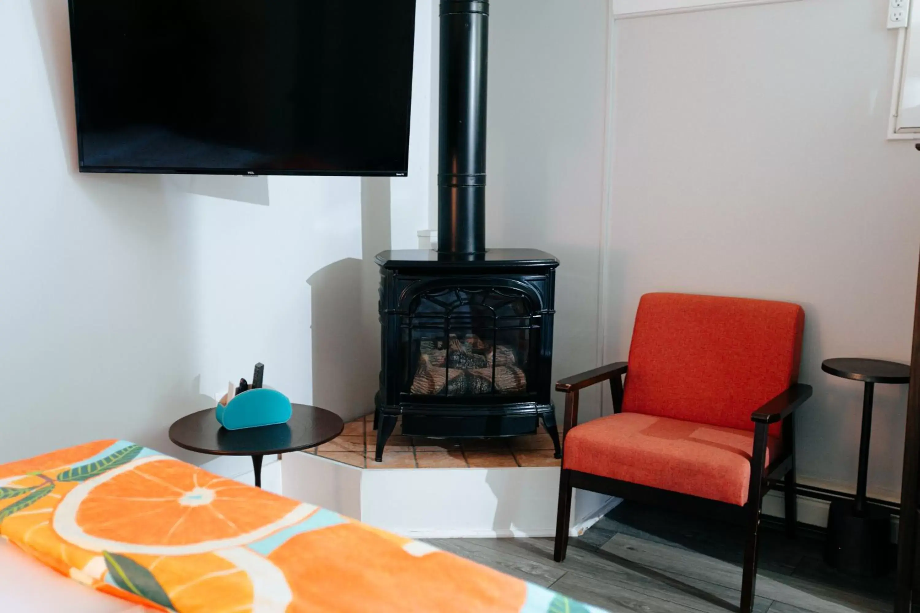 Bed, TV/Entertainment Center in The Provincetown Hotel at Gabriel's