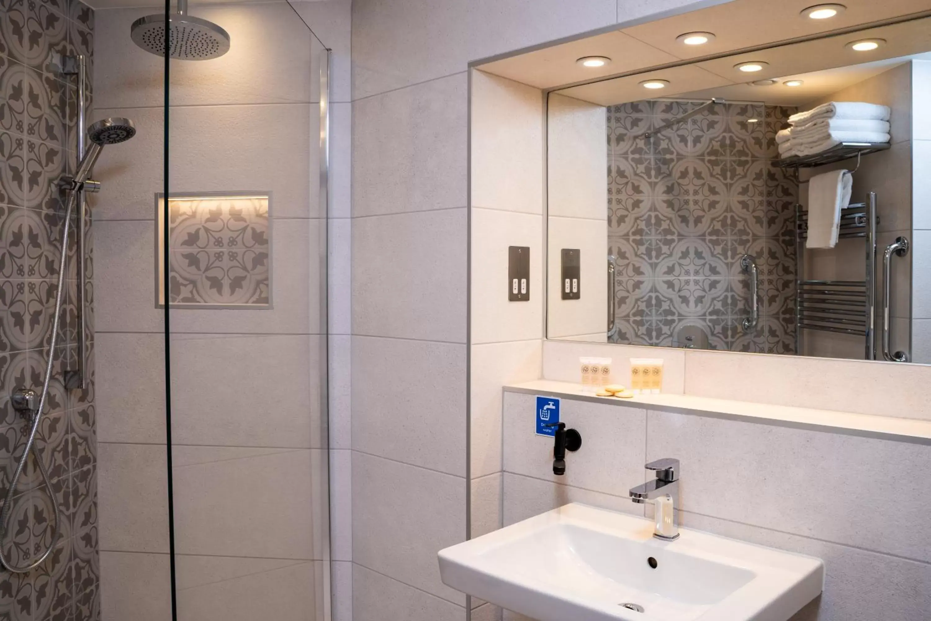 Bathroom in Roxford Lodge Hotel