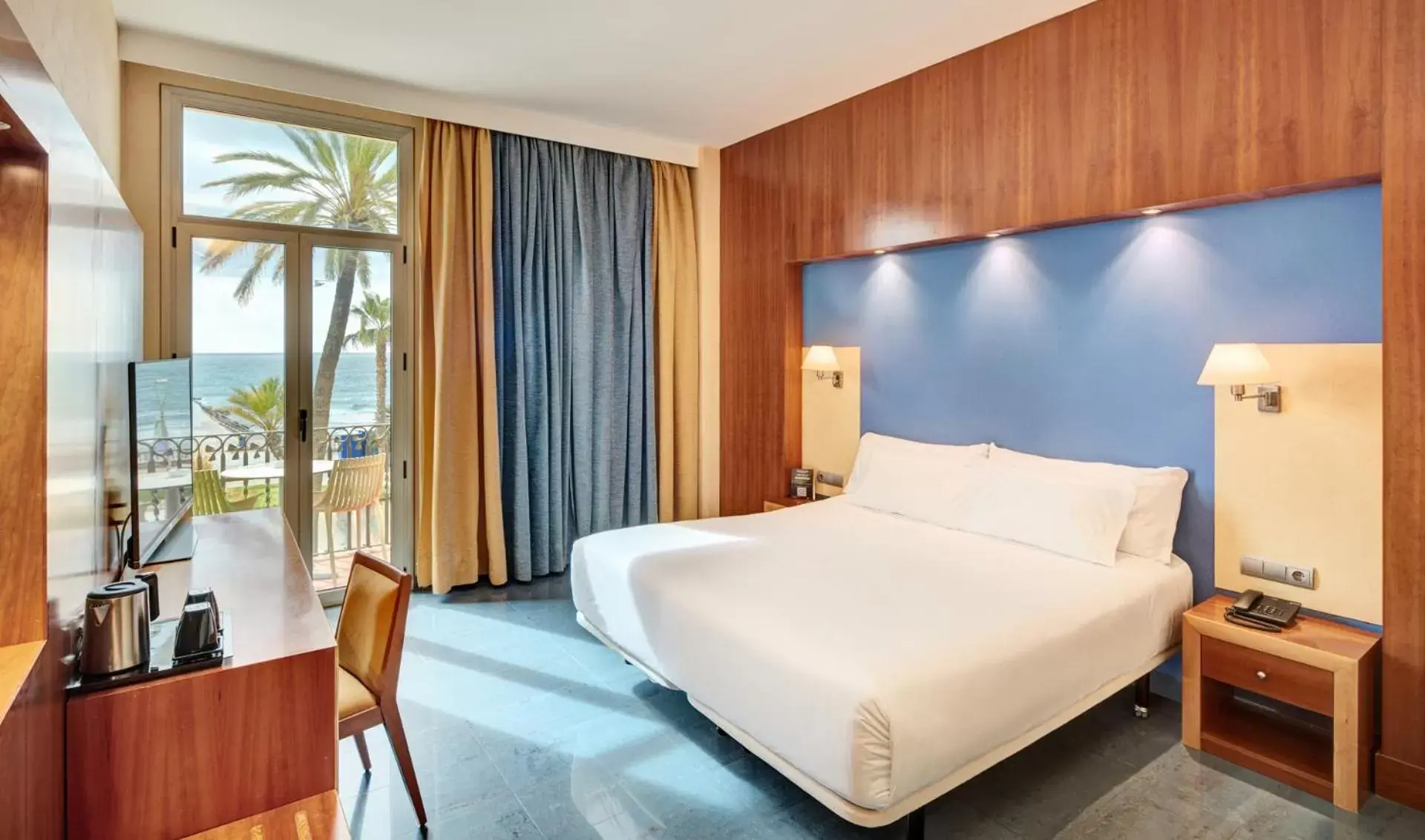 Photo of the whole room, Bed in Sercotel Kalma Sitges