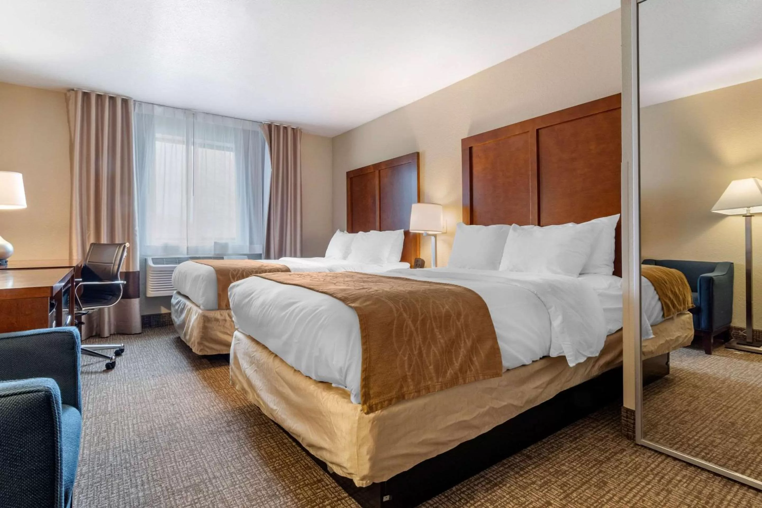 Photo of the whole room, Bed in Comfort Inn & Suites South Hill I-85