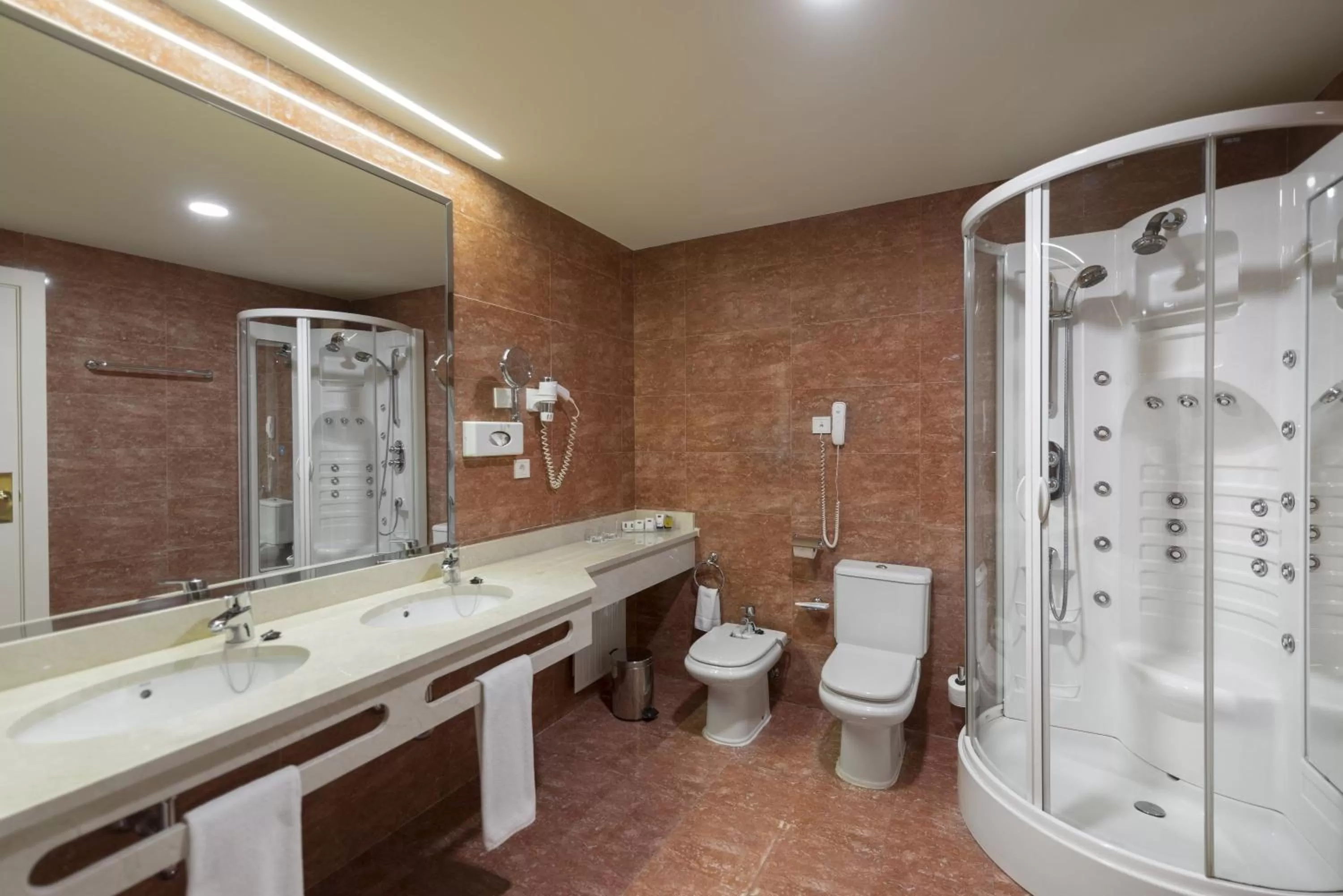 Bathroom in Elba Madrid Alcalá