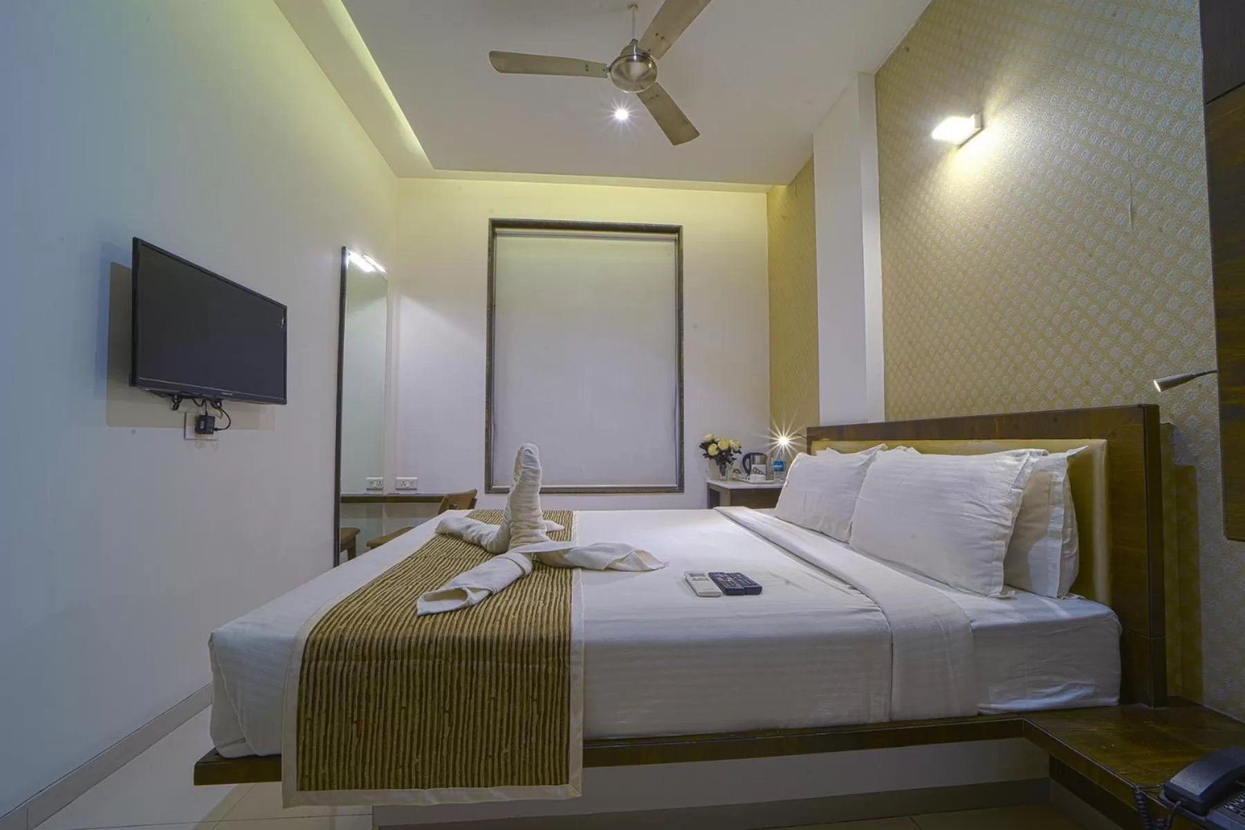 View (from property/room), Bed in Hotel SRI SRI EXECUTIVE KOLHAPUR NEAR MAHALAXMI TEMPLE