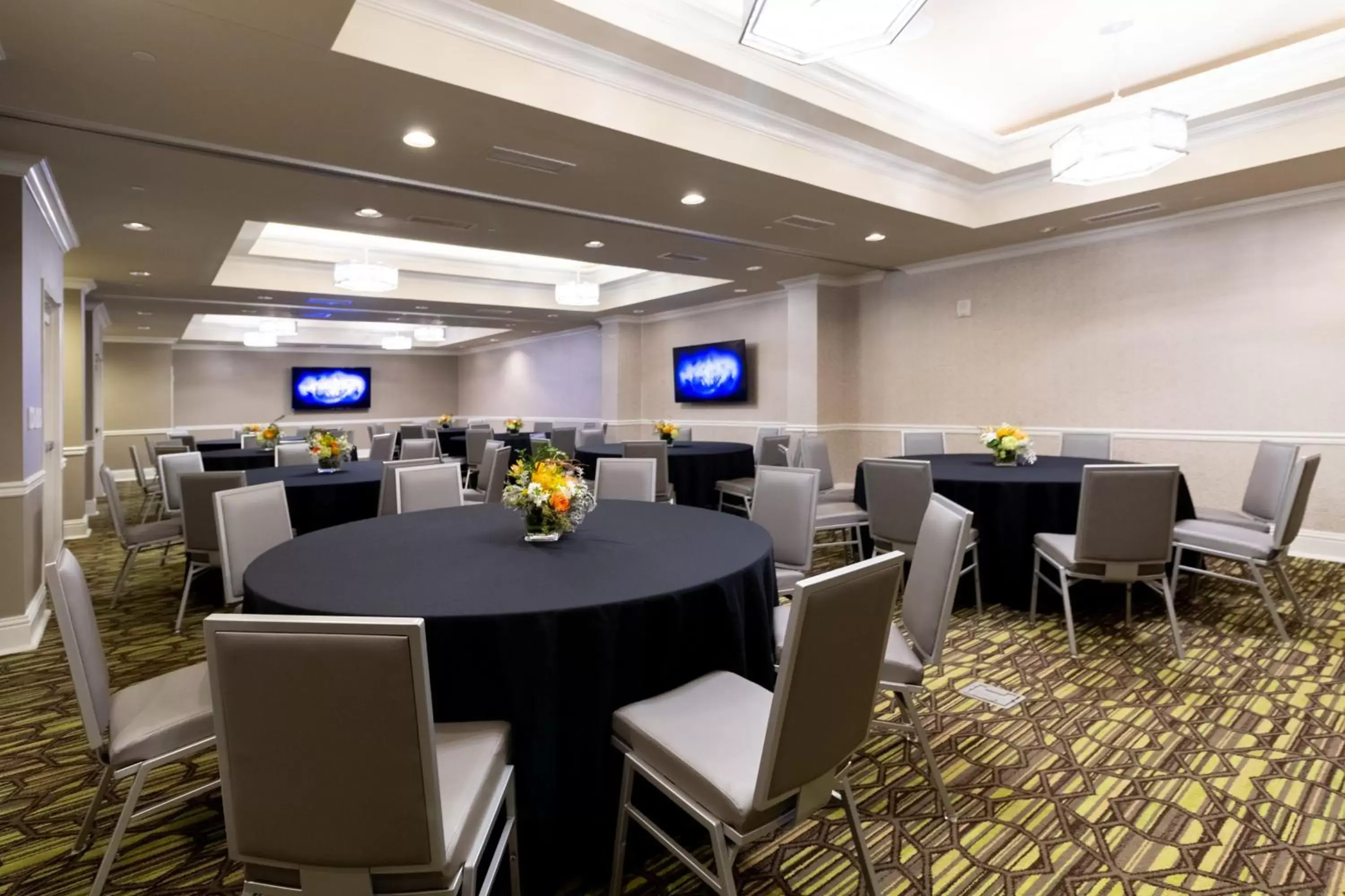 Meeting/conference room, Restaurant/Places to Eat in Holiday Inn Express Savannah - Historic District, an IHG Hotel