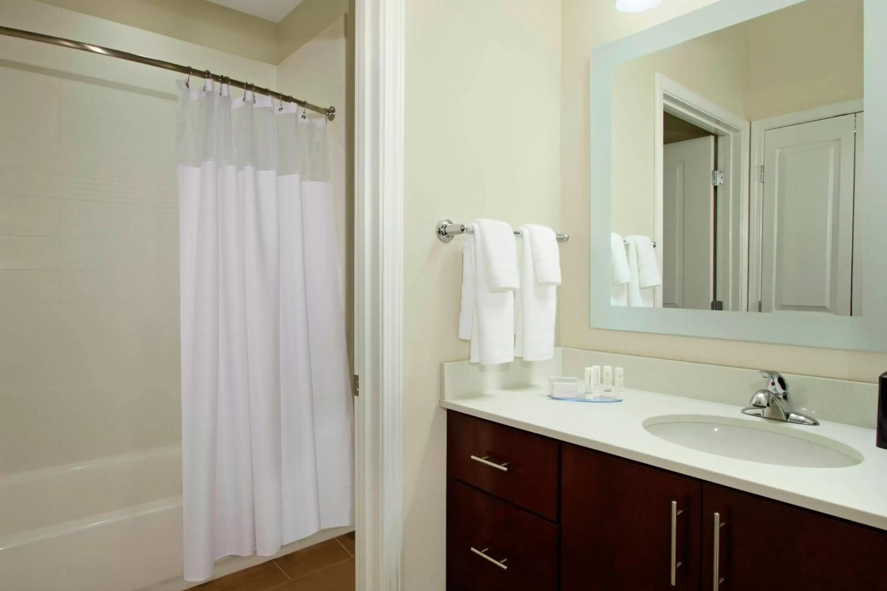 Bathroom in TownePlace Suites by Marriott New Orleans Harvey/West Bank