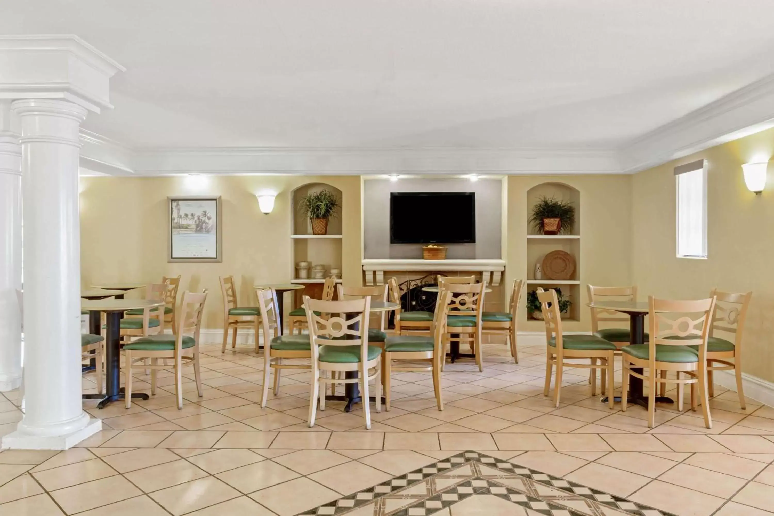 Lobby or reception, Restaurant/Places to Eat in La Quinta Inn by Wyndham Tampa Bay Pinellas Park Clearwater