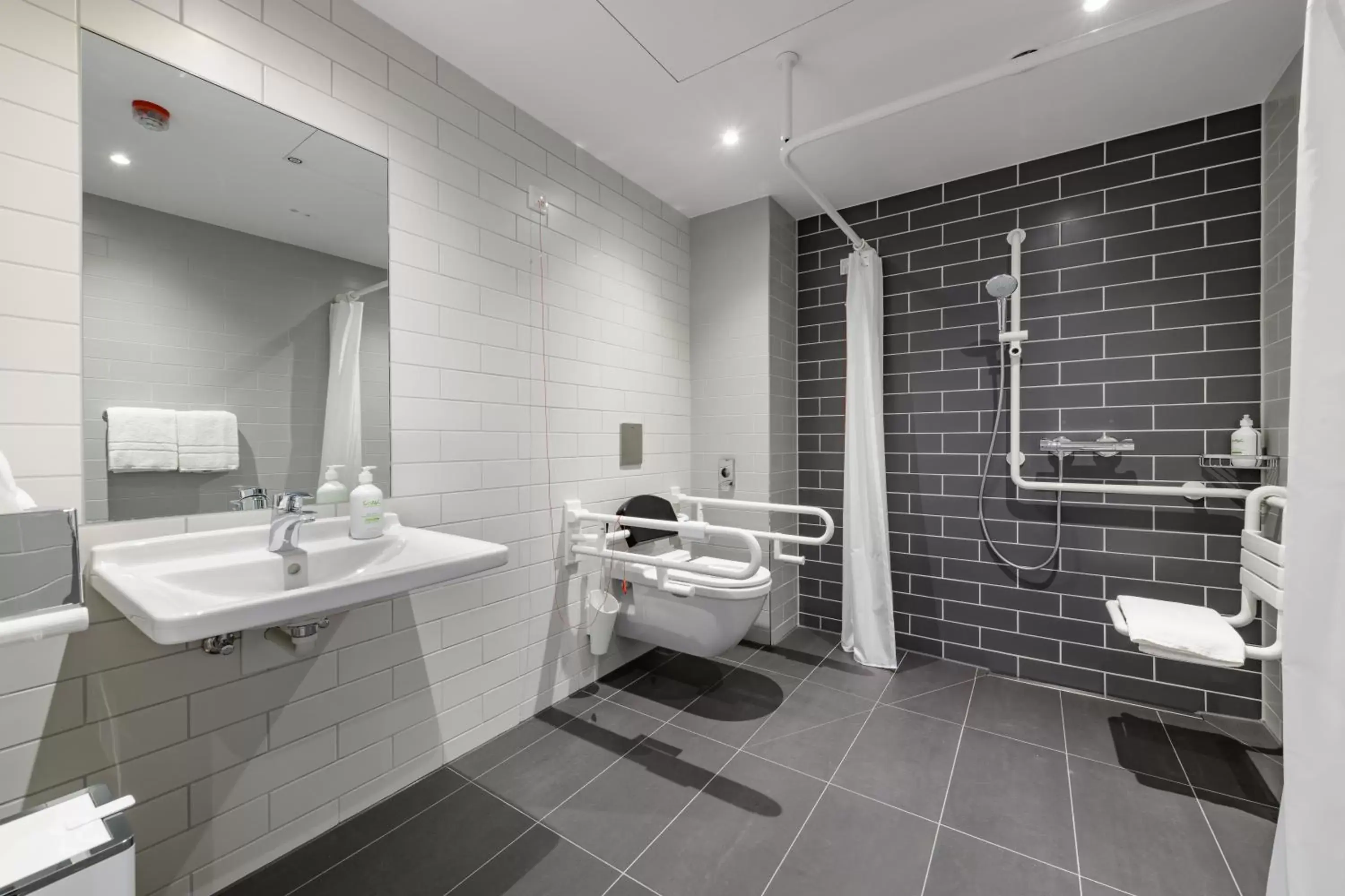 Bathroom in Holiday Inn Express - Fulda, an IHG Hotel