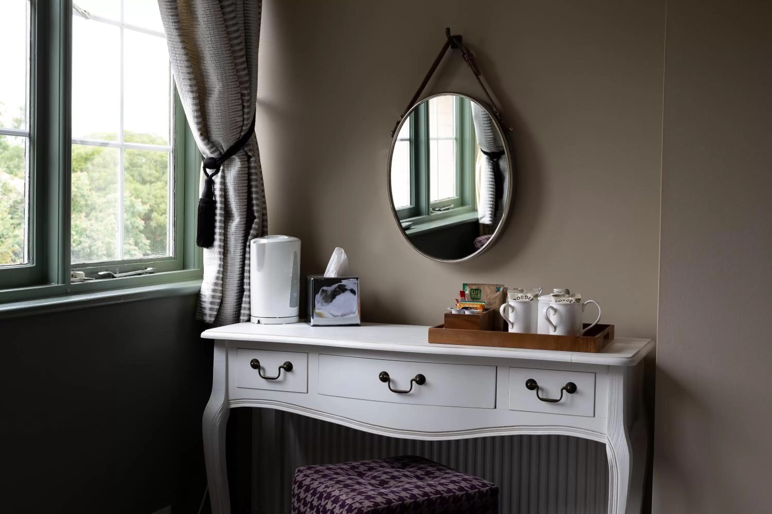 Bedroom, TV/Entertainment Center in The Poacher Inn