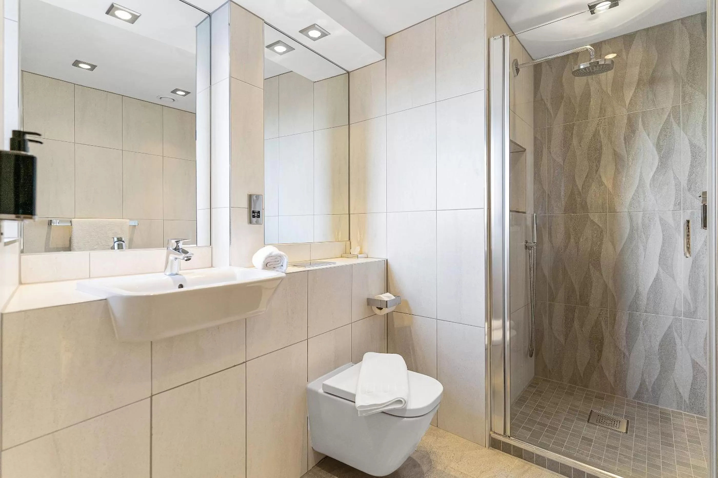 Bathroom in Roomzzz Manchester Victoria