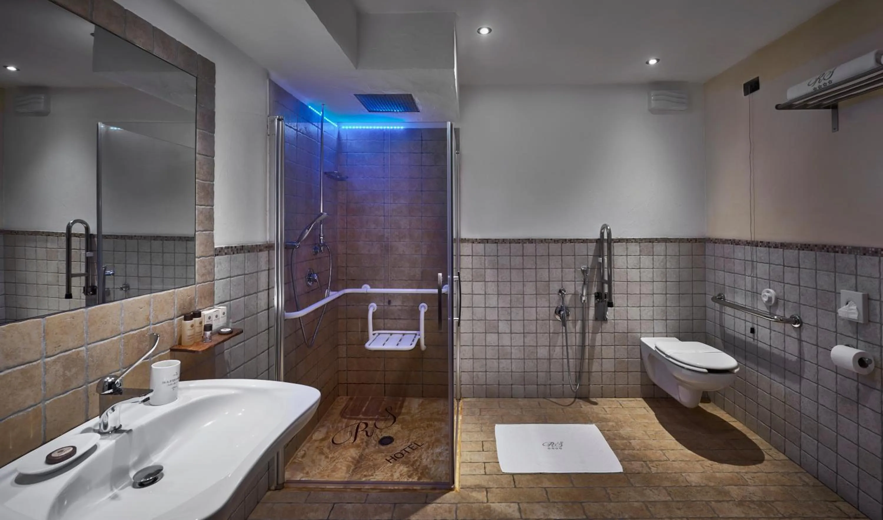 Shower in Hotel Rocca Della Sena