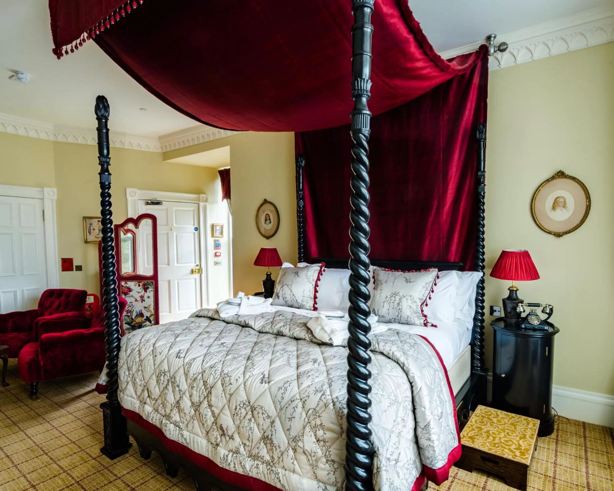 Bed in Crossbasket Castle, Hotel & Restaurant