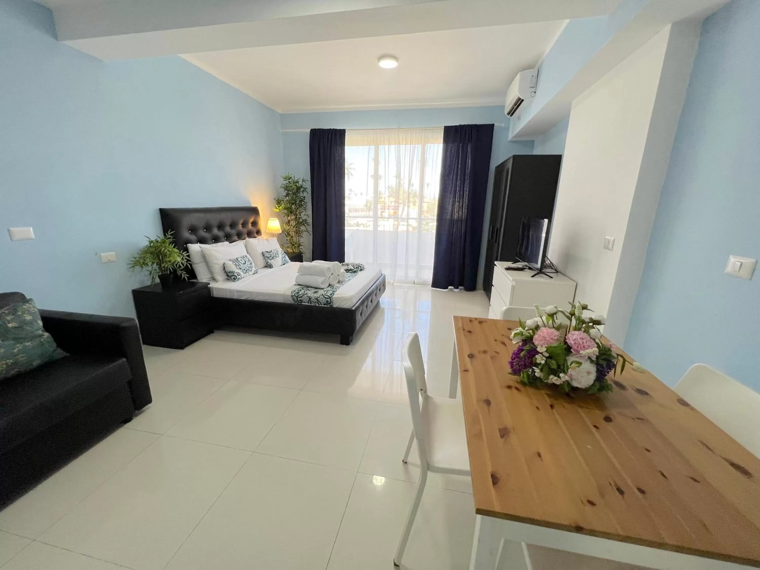 Photo of the whole room, Seating Area in Caribbean Suites with Rooftop pool