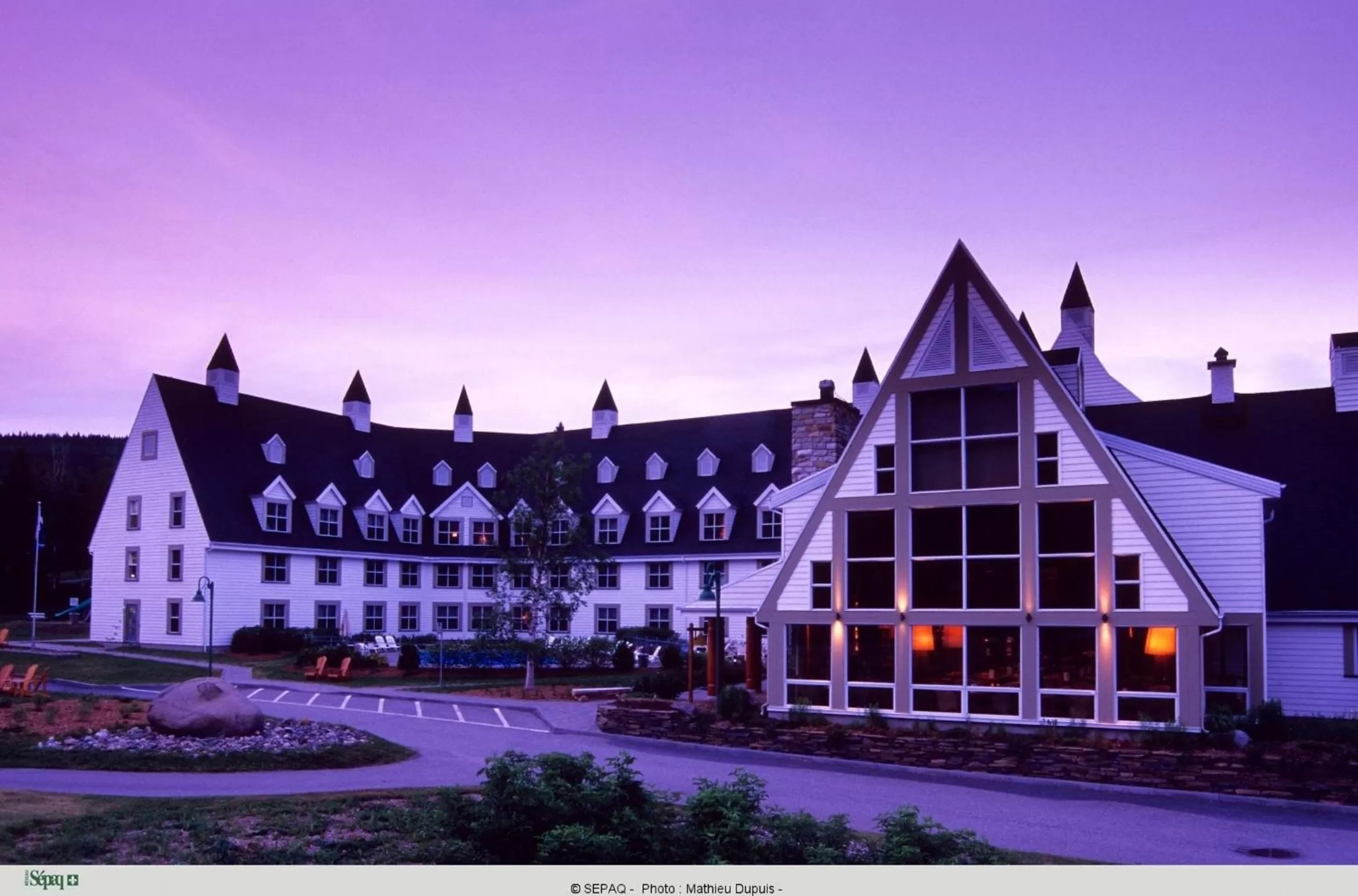 Facade/entrance in Gîte du Mont-Albert - Sepaq