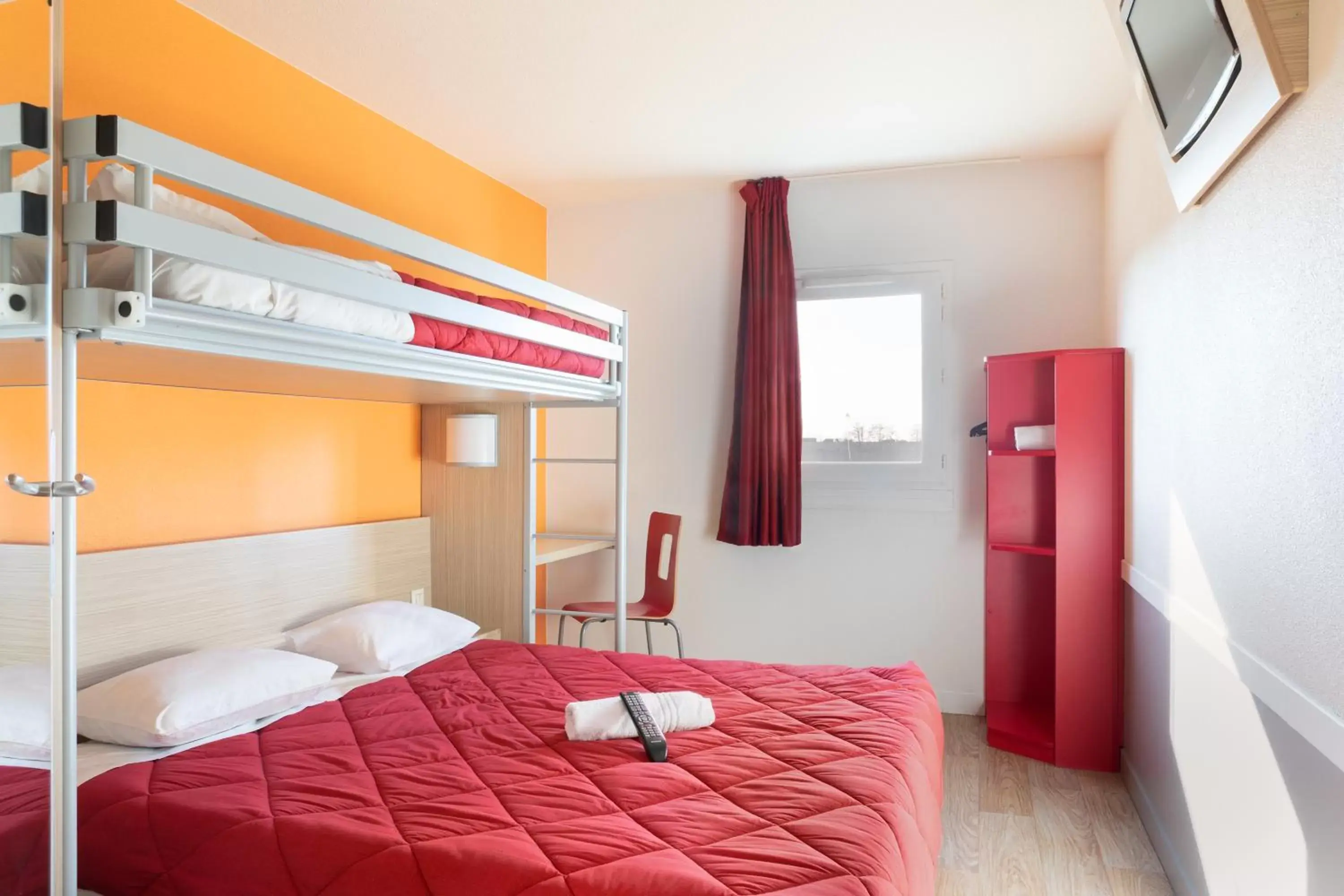 Photo of the whole room, Bunk Bed in Premiere Classe Maubeuge