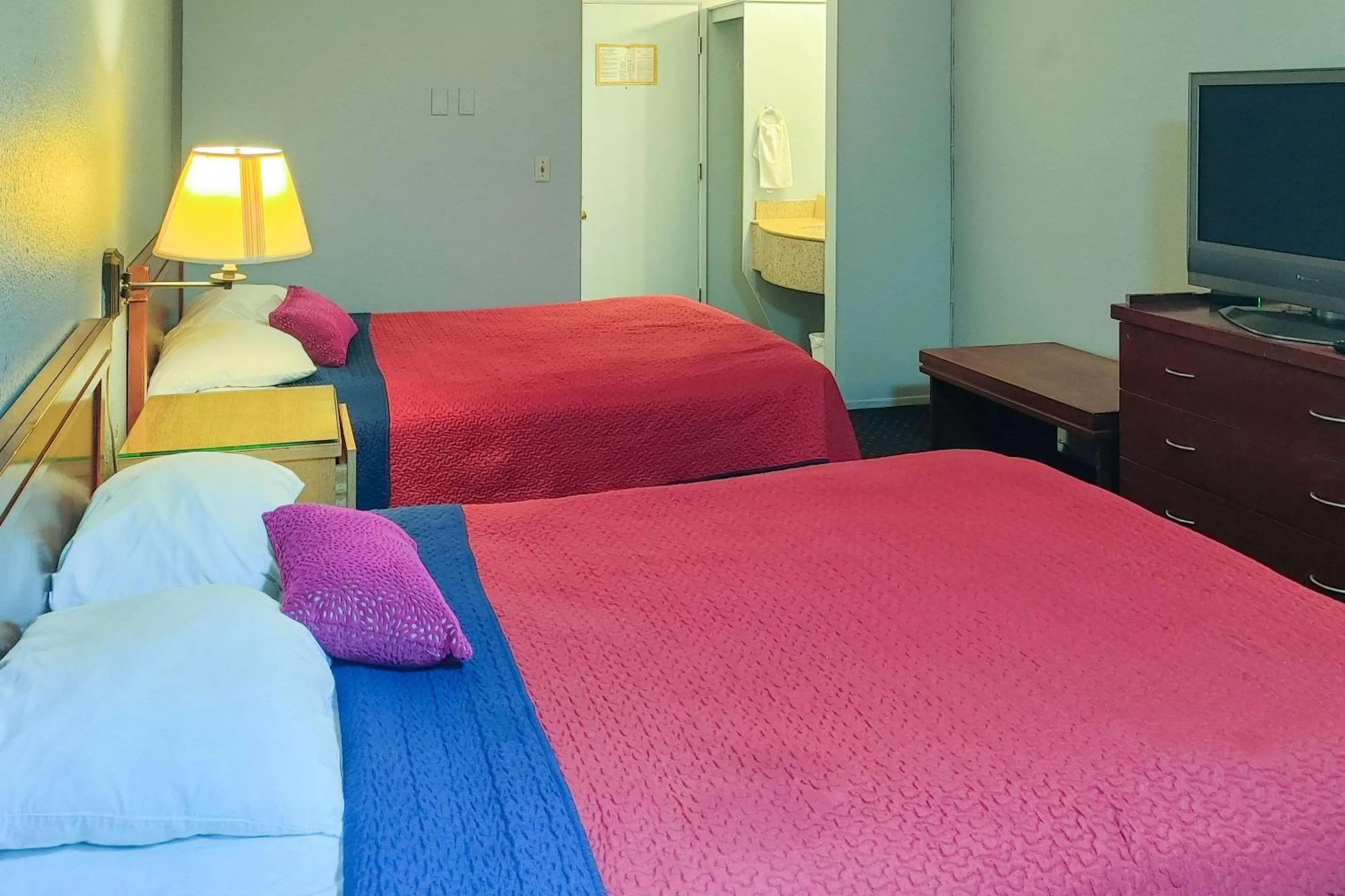 Bedroom, Bed in Rodeway Inn Seatac