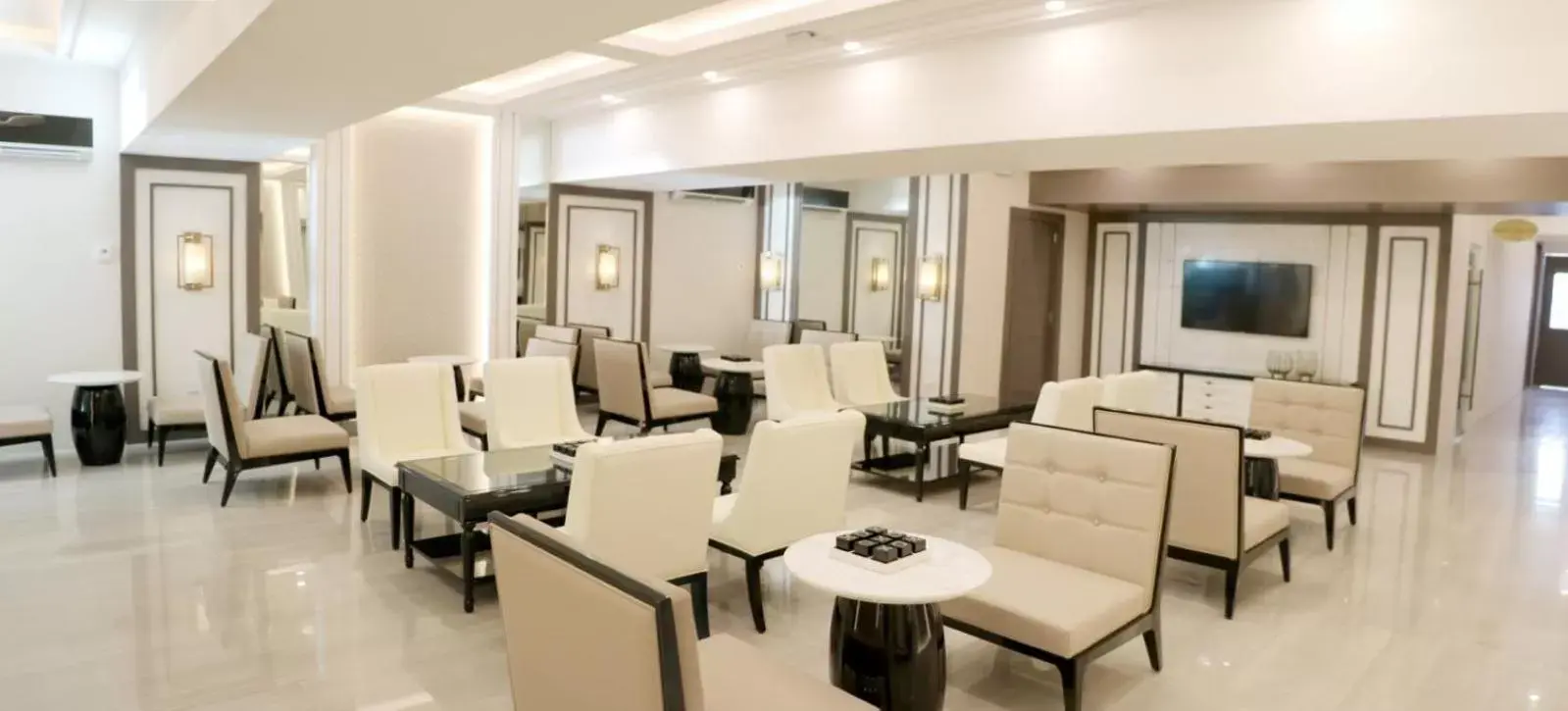 Property building, Lounge/Bar in Rizal Park Hotel