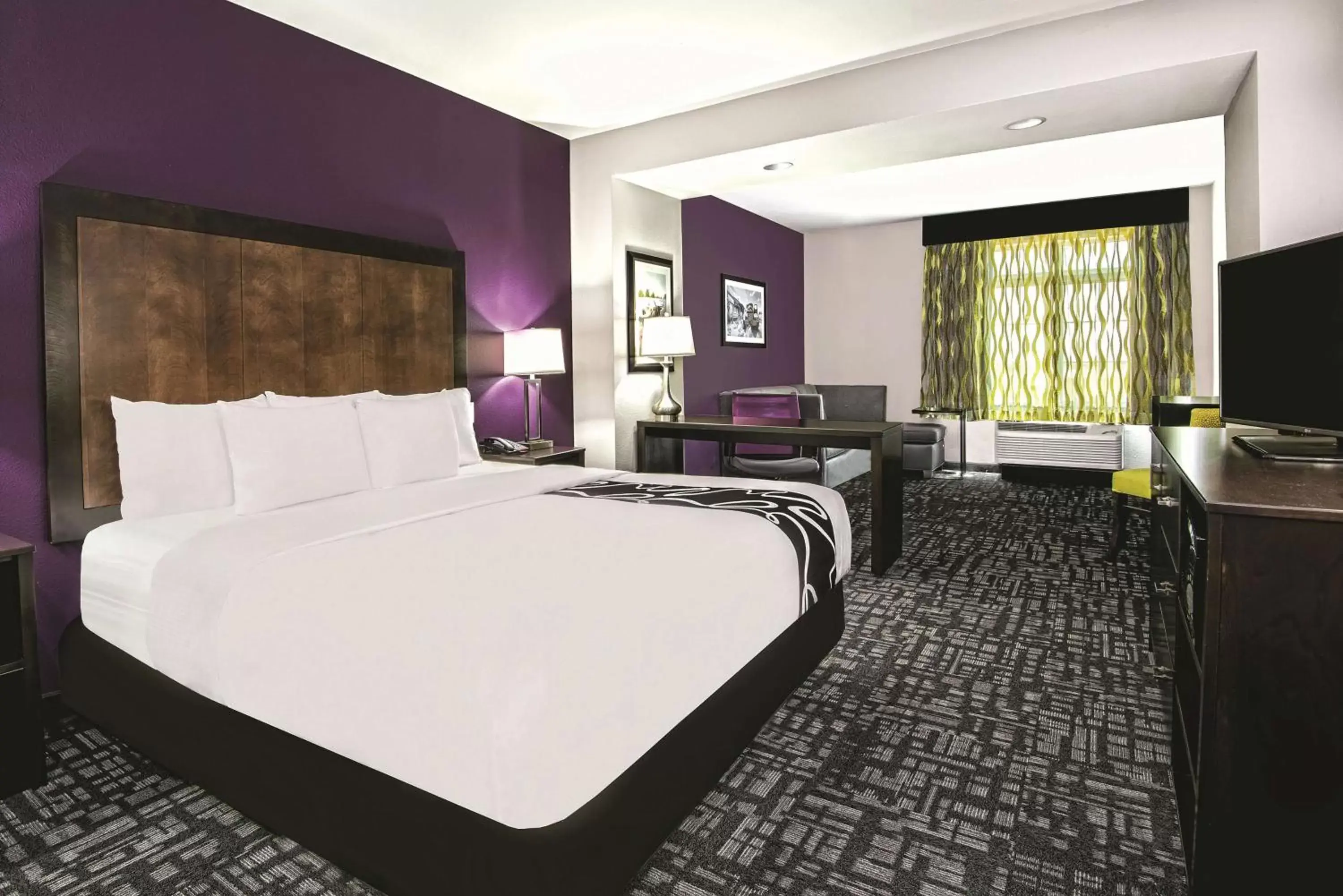 Deluxe King Room with Bath Tub - Mobility/Hearing Accessible - Non-Smoking in La Quinta by Wyndham Monahans Deluxe King Room with Bath Tub - Mobility/Hearing Accessible - Non-Smoking in La Quinta by Wyndham Monahans