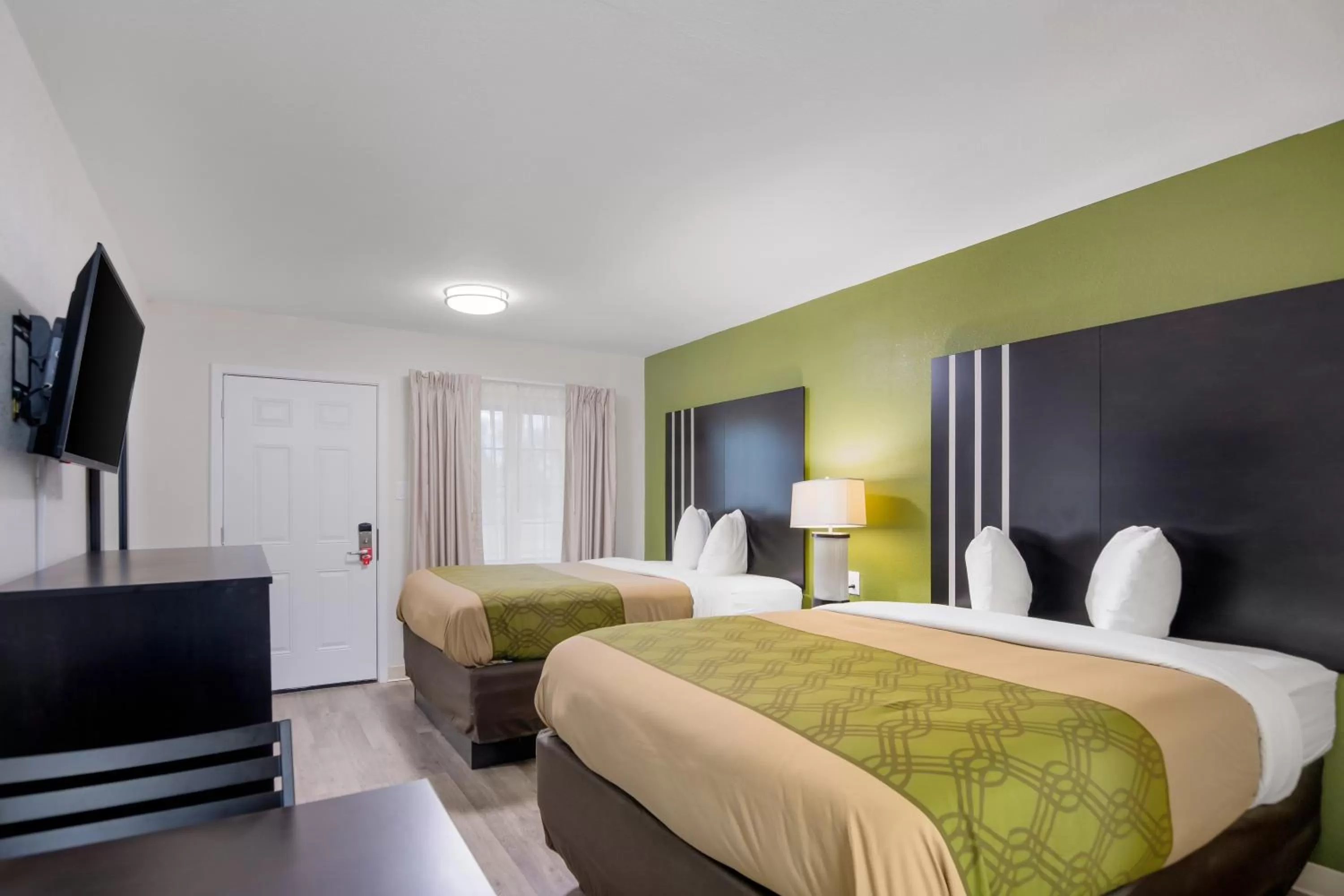 Photo of the whole room, Bed in Super 8 by Wyndham Palestine TX