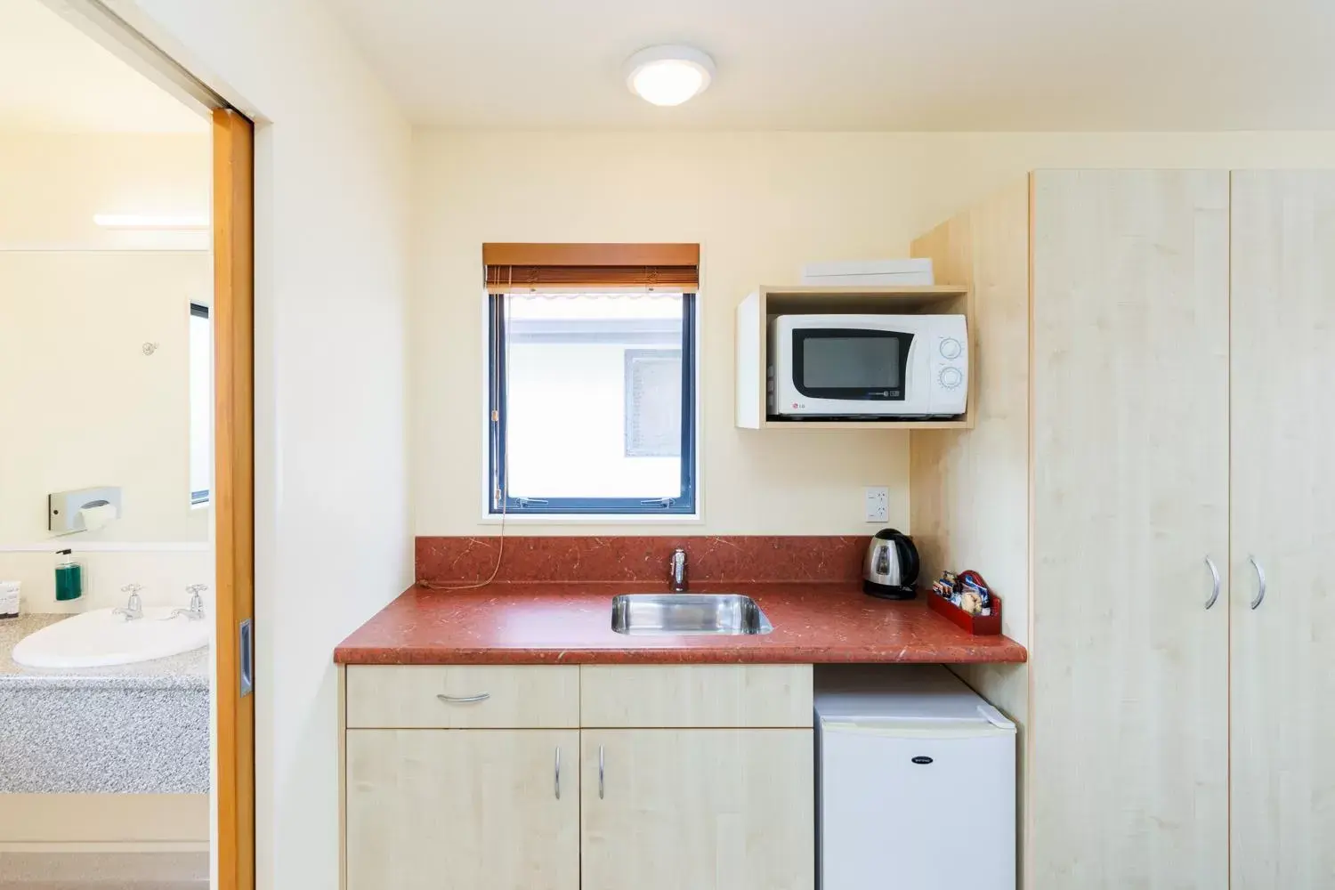 Kitchen or kitchenette, Bathroom in Bella Vista Motel Palmerston North