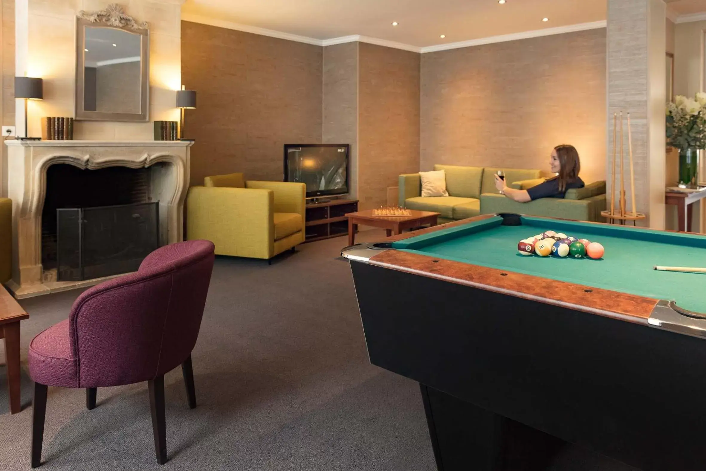 Billiards in Hotel Montbriand Antony - Ancien Alixia