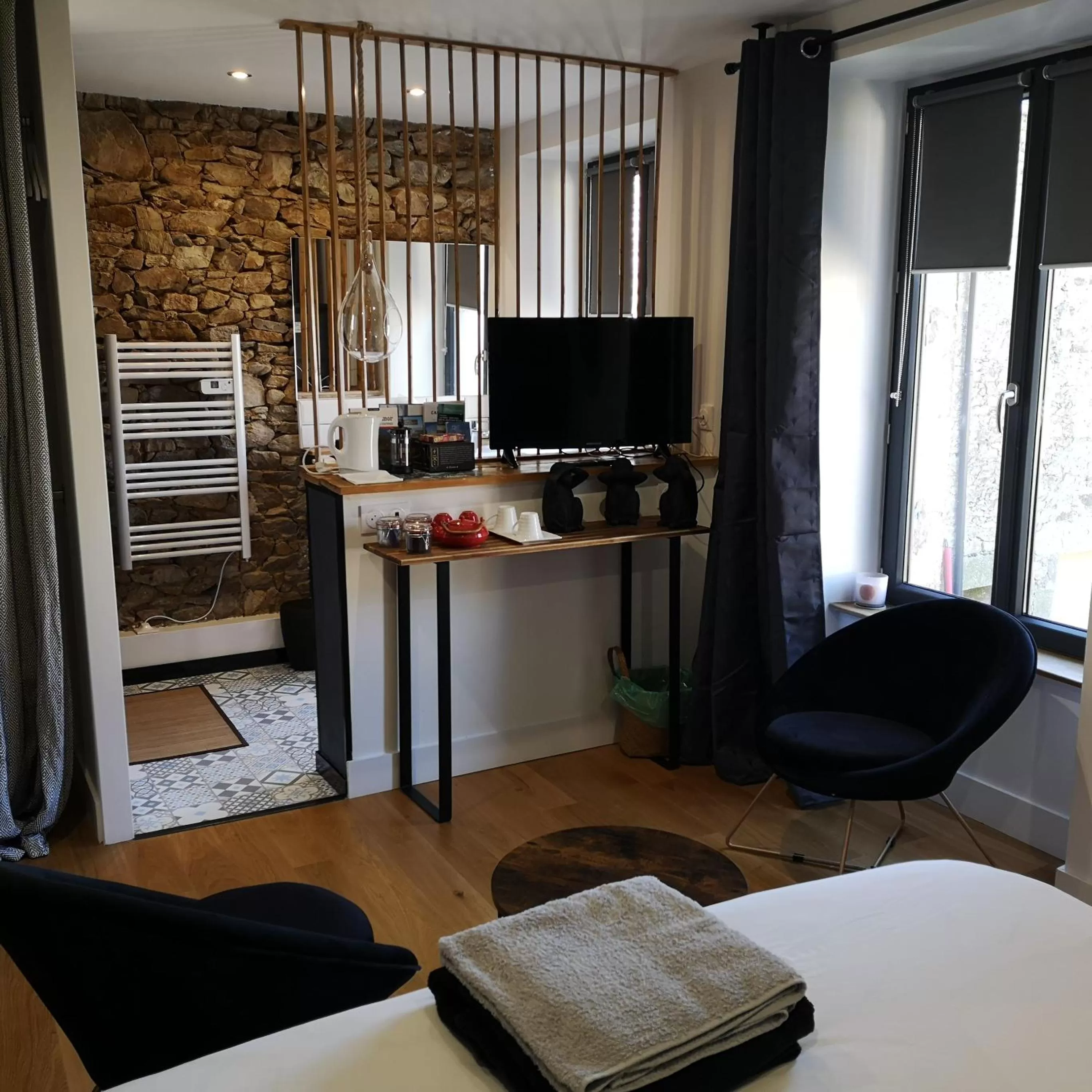 TV and multimedia, TV/Entertainment Center in Au Gray du temps suspendu