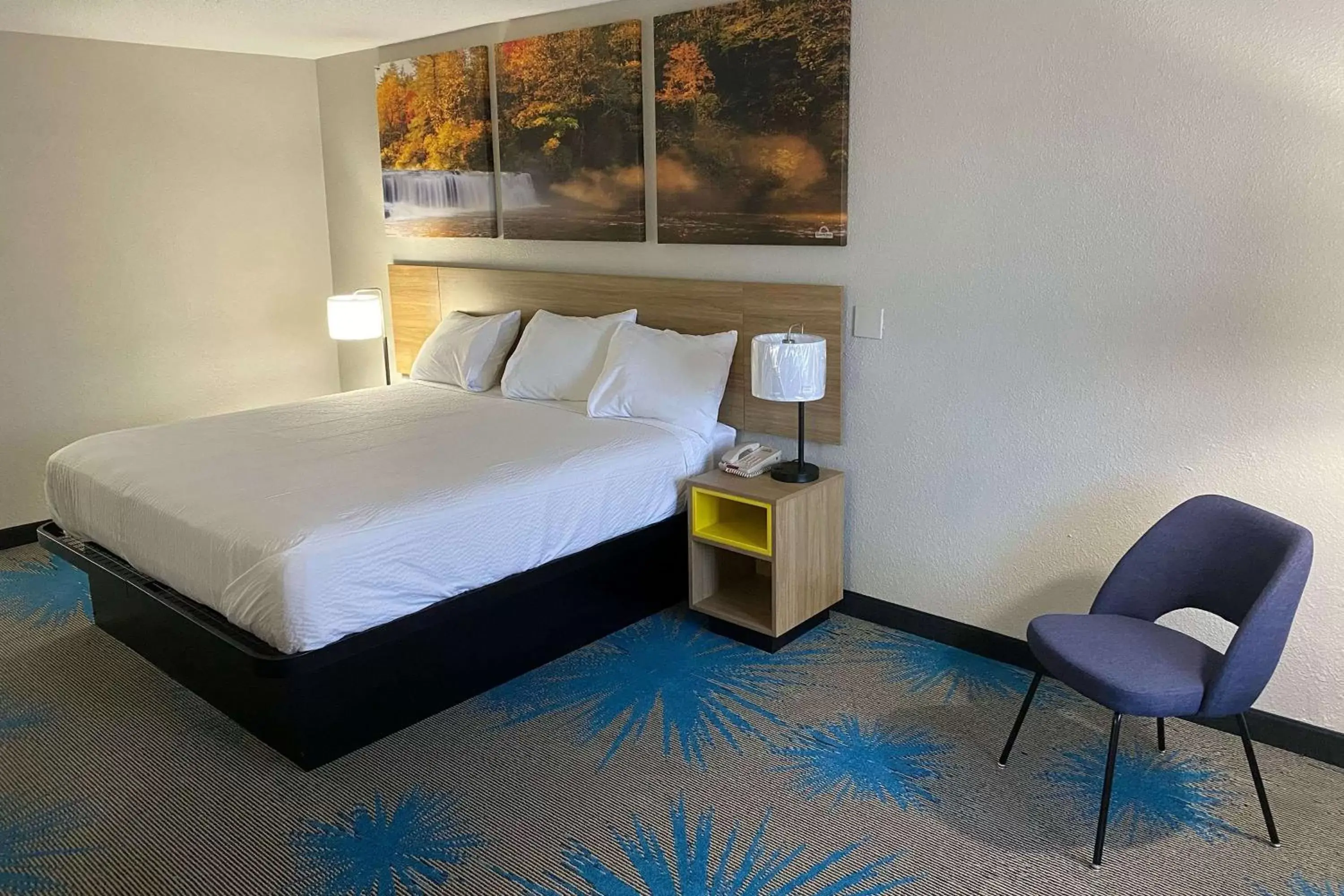 Photo of the whole room, Bed in Days Inn by Wyndham Newnan