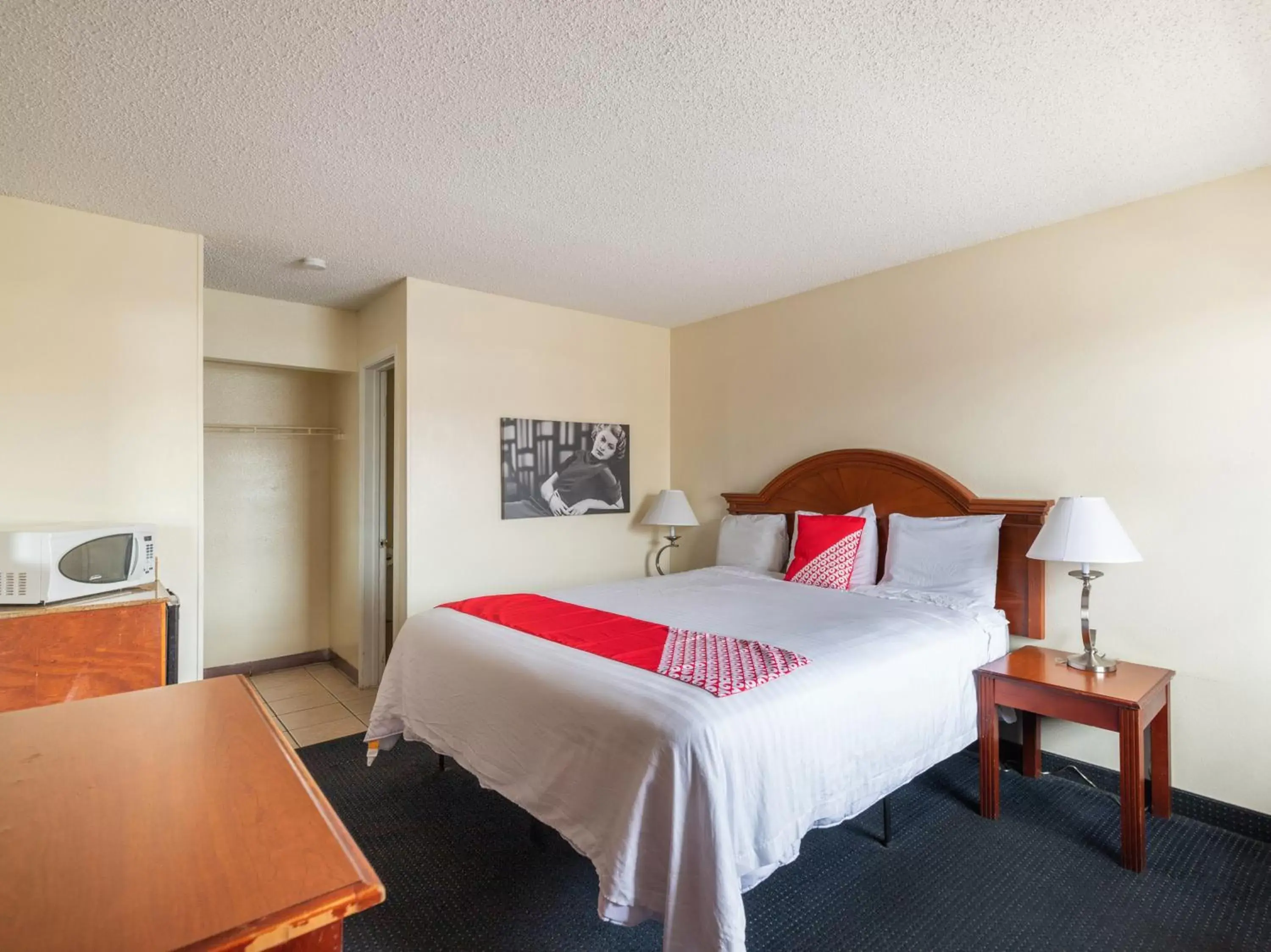 Bedroom, Bed in OYO Hotel San Antonio Lackland near Seaworld